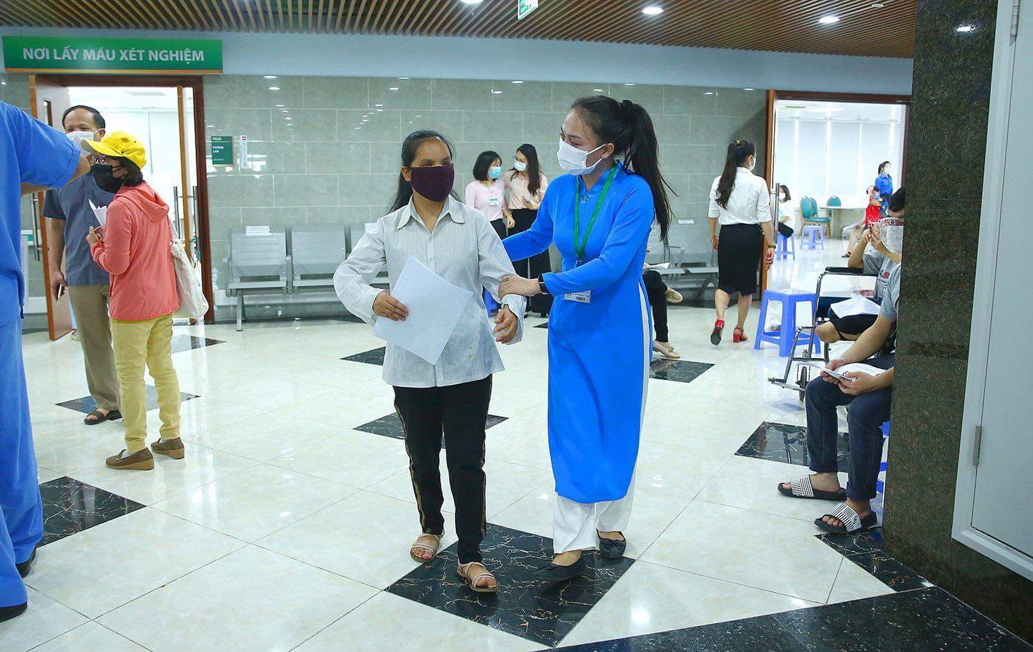 nguoi khuyet tat tiem vaccine anh 2