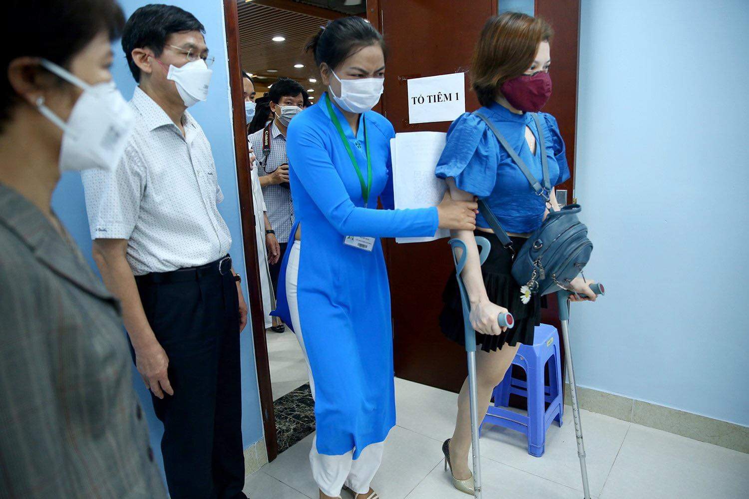 nguoi khuyet tat tiem vaccine anh 4