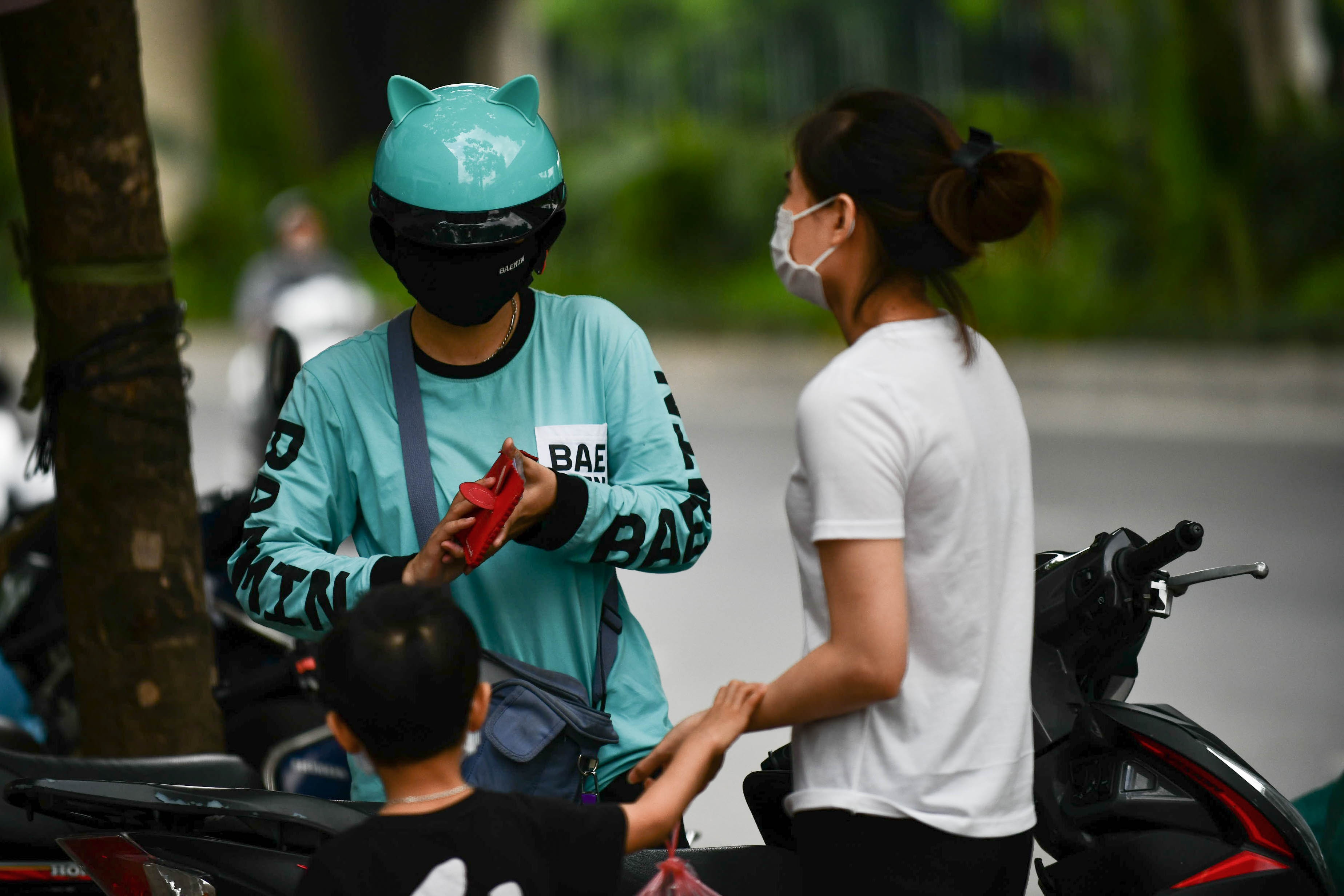 tphcm de nghi tiem vaccine cho shipper anh 1