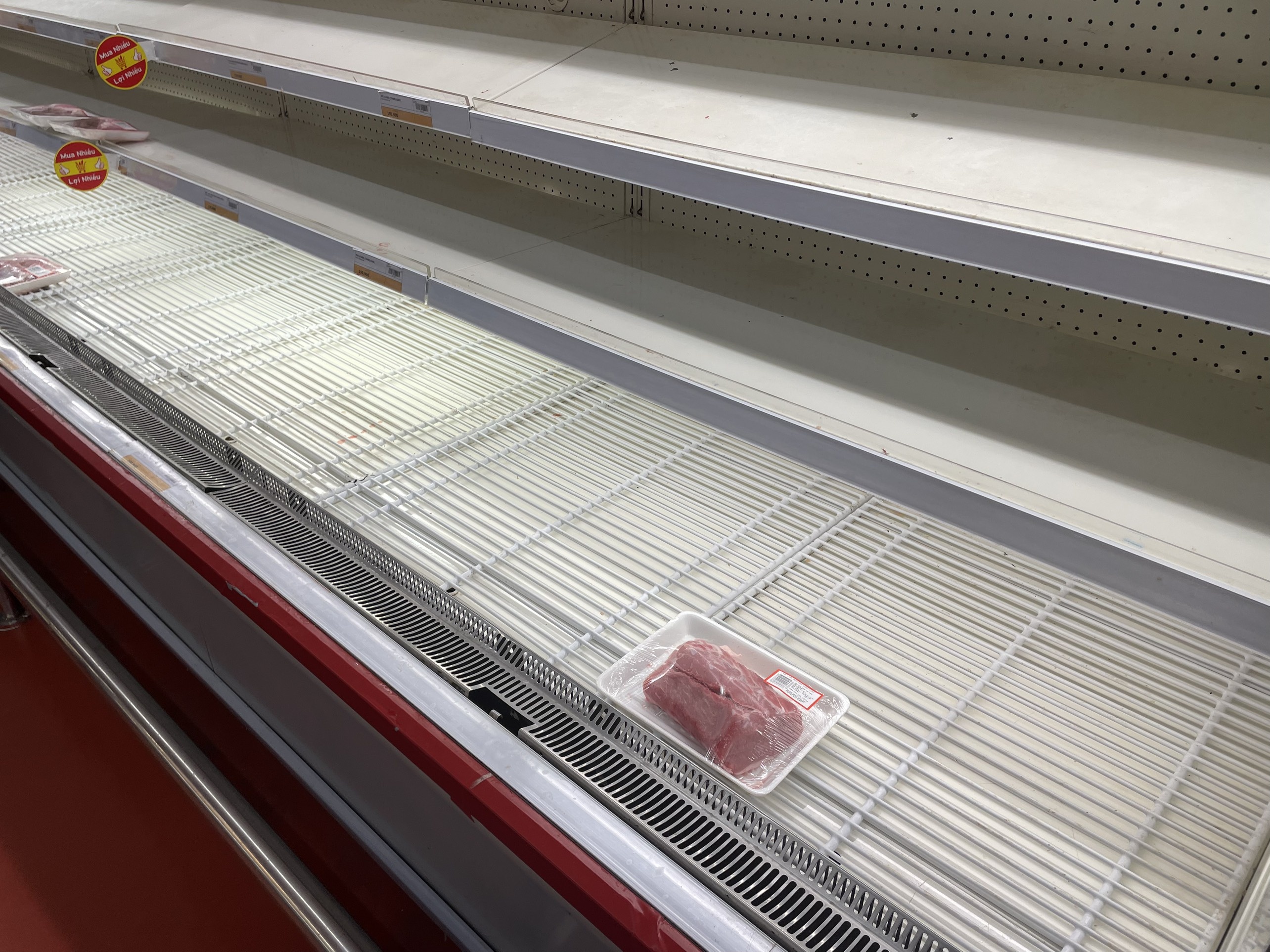 Nhieu sieu thi o TP.HCM het som thit heo va ca hinh anh