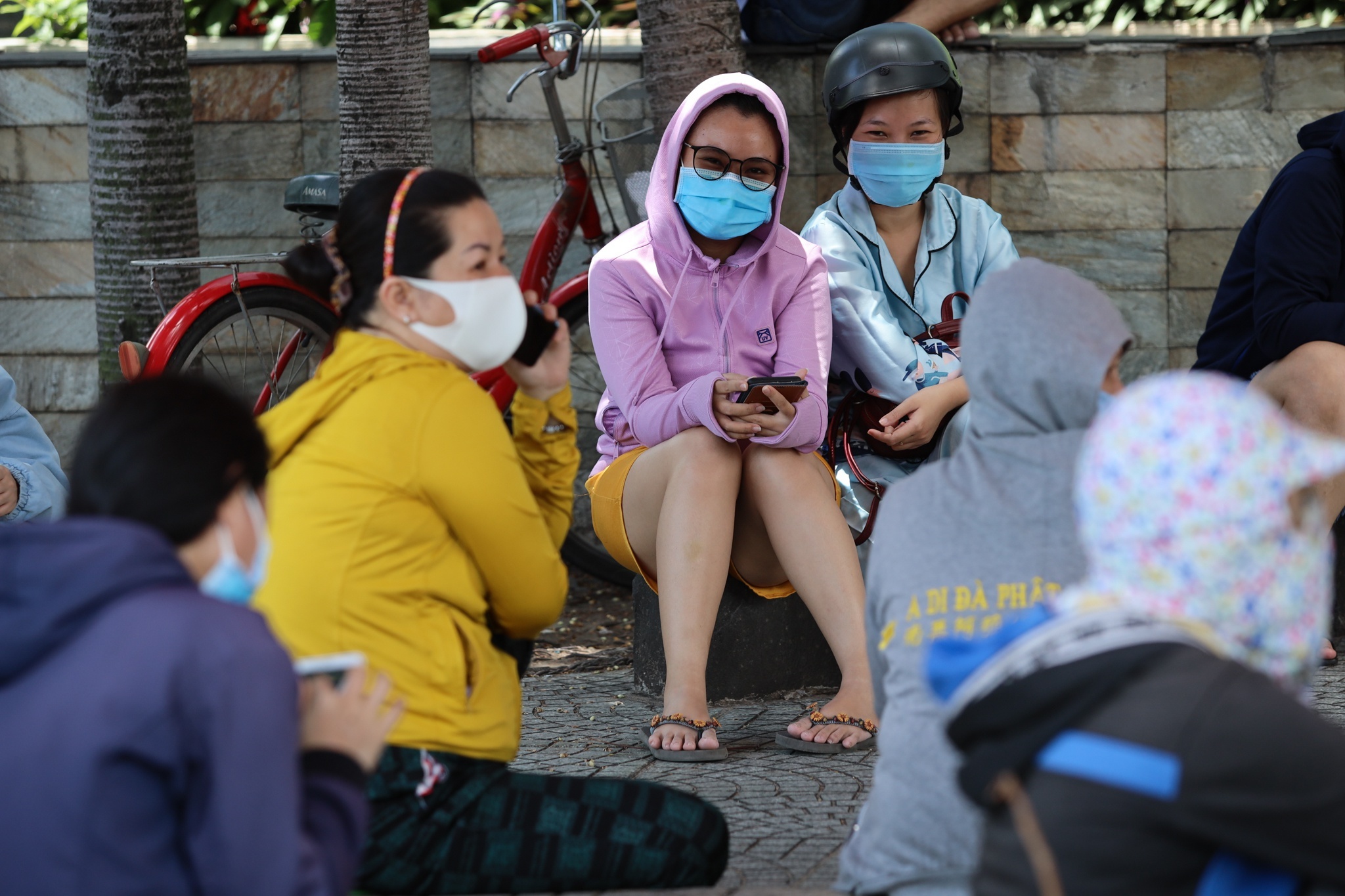 Nguoi dan TP.HCM xep hang nhieu gio khi di mua hang theo phieu hinh anh