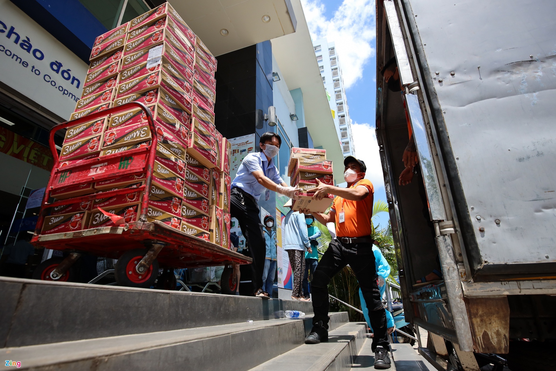 Xe cho thit,  trung van bi chan anh 2