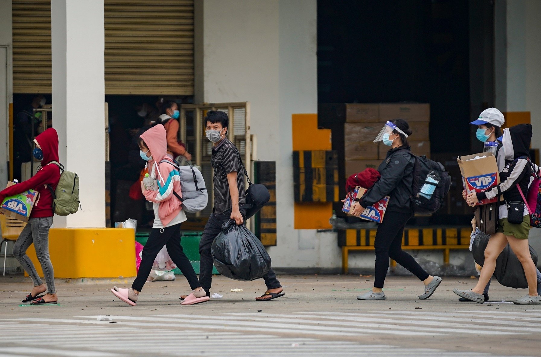 Binh Duong ho tro tiem vaccine, tien nha tro cho cong nhan o lai hinh anh