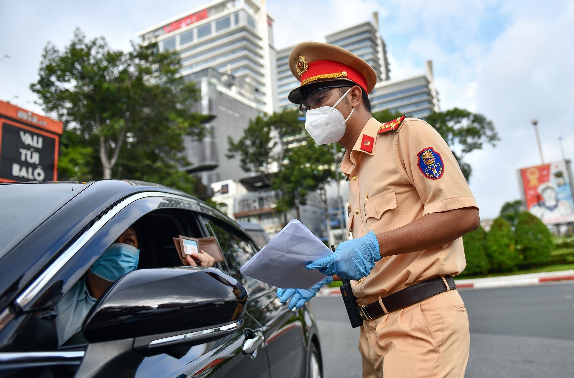 De nghi quan, huyen TP.HCM cap giay di duong cho doanh nghiep san xuat hinh anh