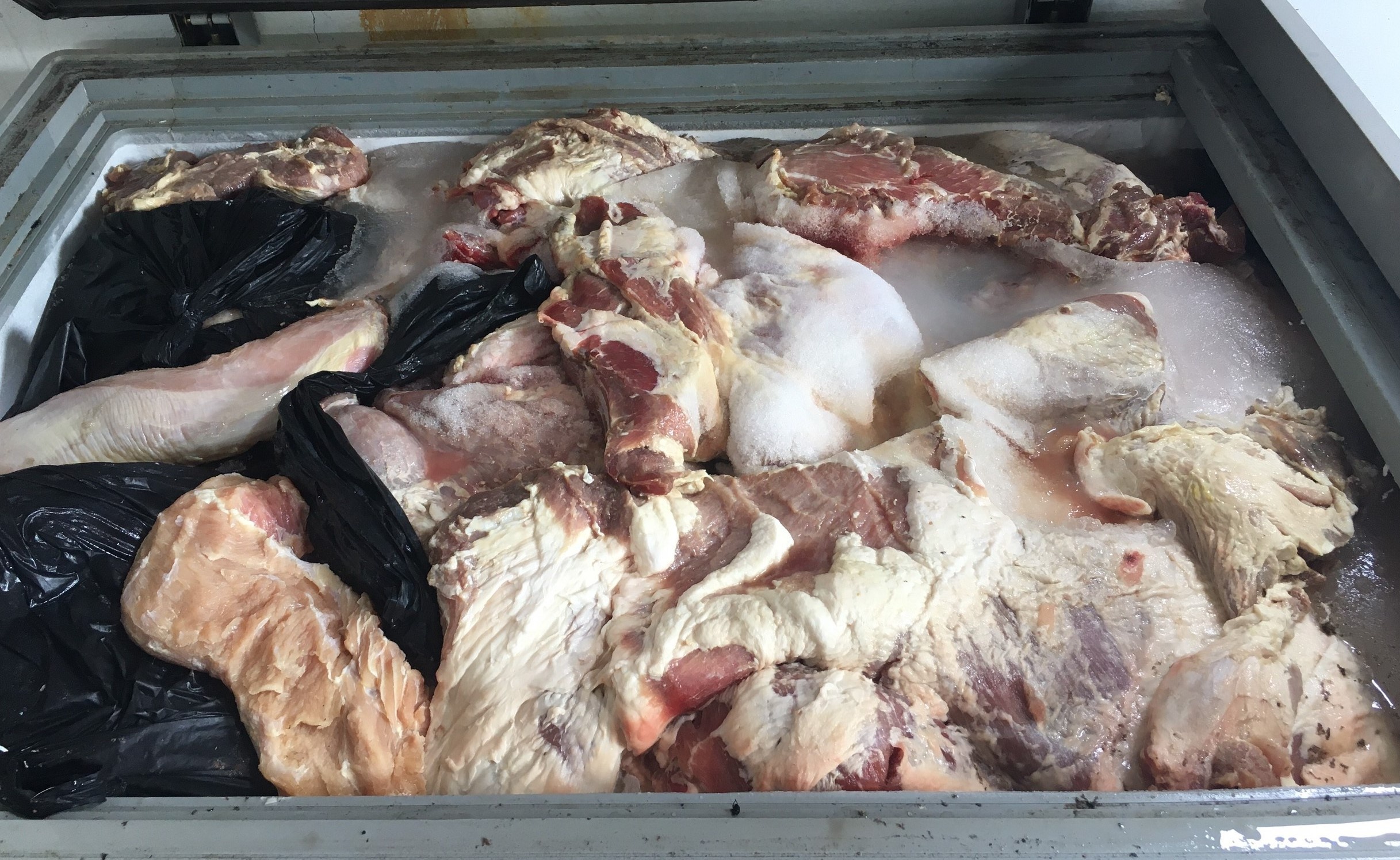 Phat hien 1 tan thit lon hoi thoi chuan bi ban ra thi truong hinh anh