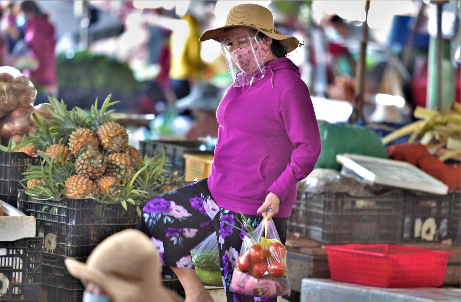 Nhieu nguoi Da Nang di mua hang tich tru hinh anh