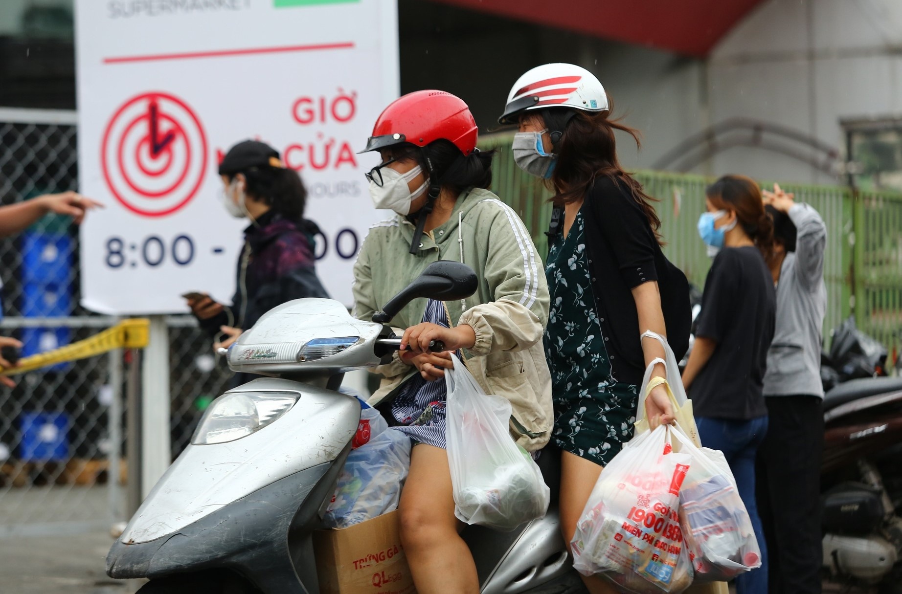 Nguoi dan TP.HCM voi va di mua thuc pham du tru hinh anh