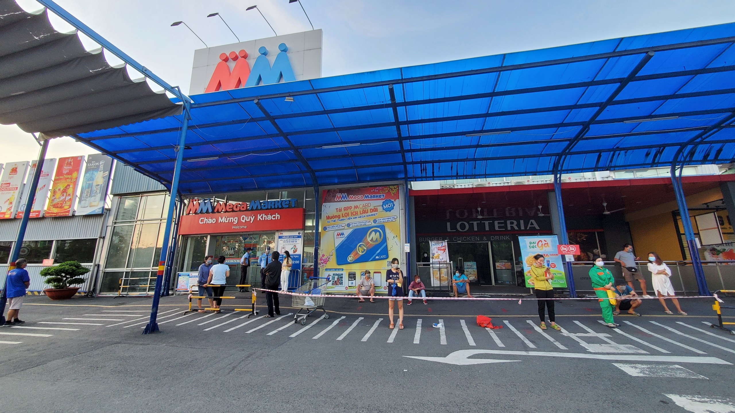 xep hang di sieu thi anh 1