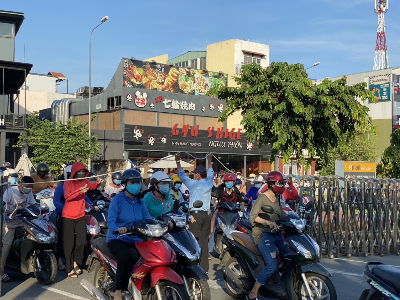 Nguoi dan TP.HCM xep hang tu 4h30 doi sieu thi mo cua hinh anh