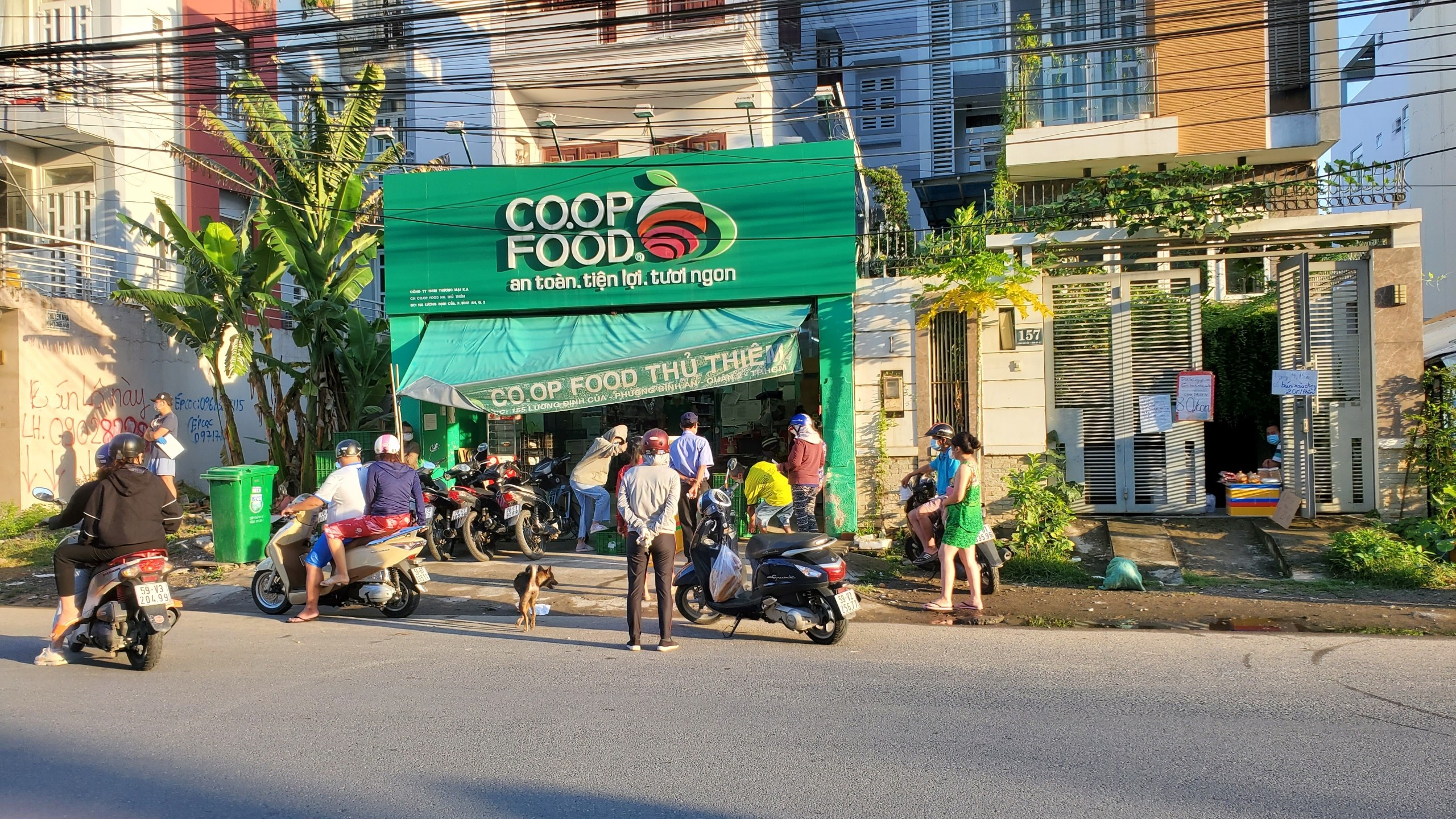 xep hang di sieu thi anh 5