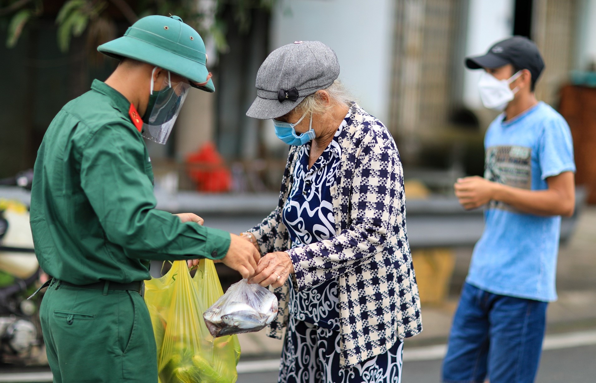 Nguoi dan quan Binh Thanh goi so dien thoai nao de dang ky di cho ho? hinh anh