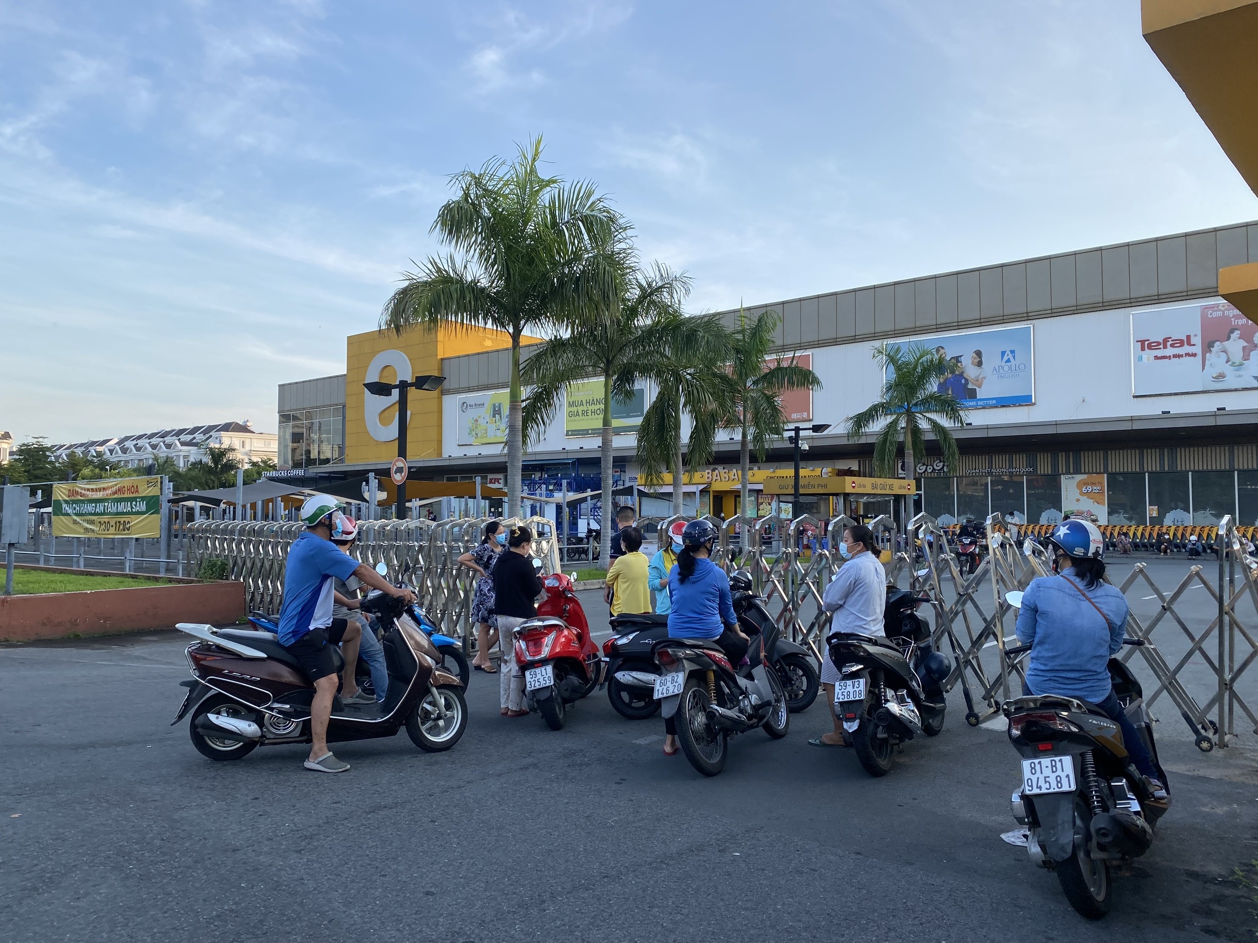 xep hang di sieu thi anh 6