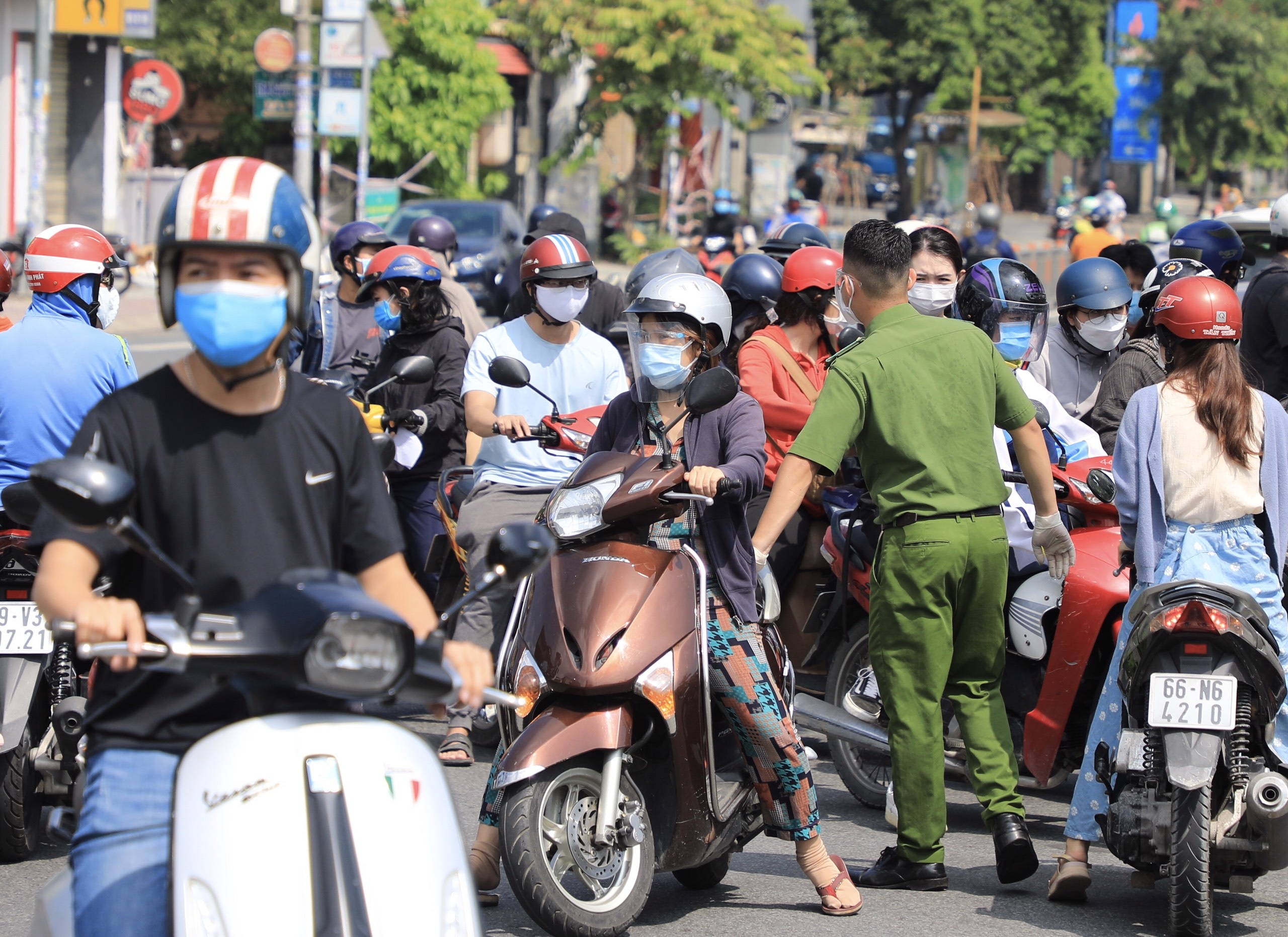 Sieu thi, cho o TP.HCM dong nguoi hinh anh