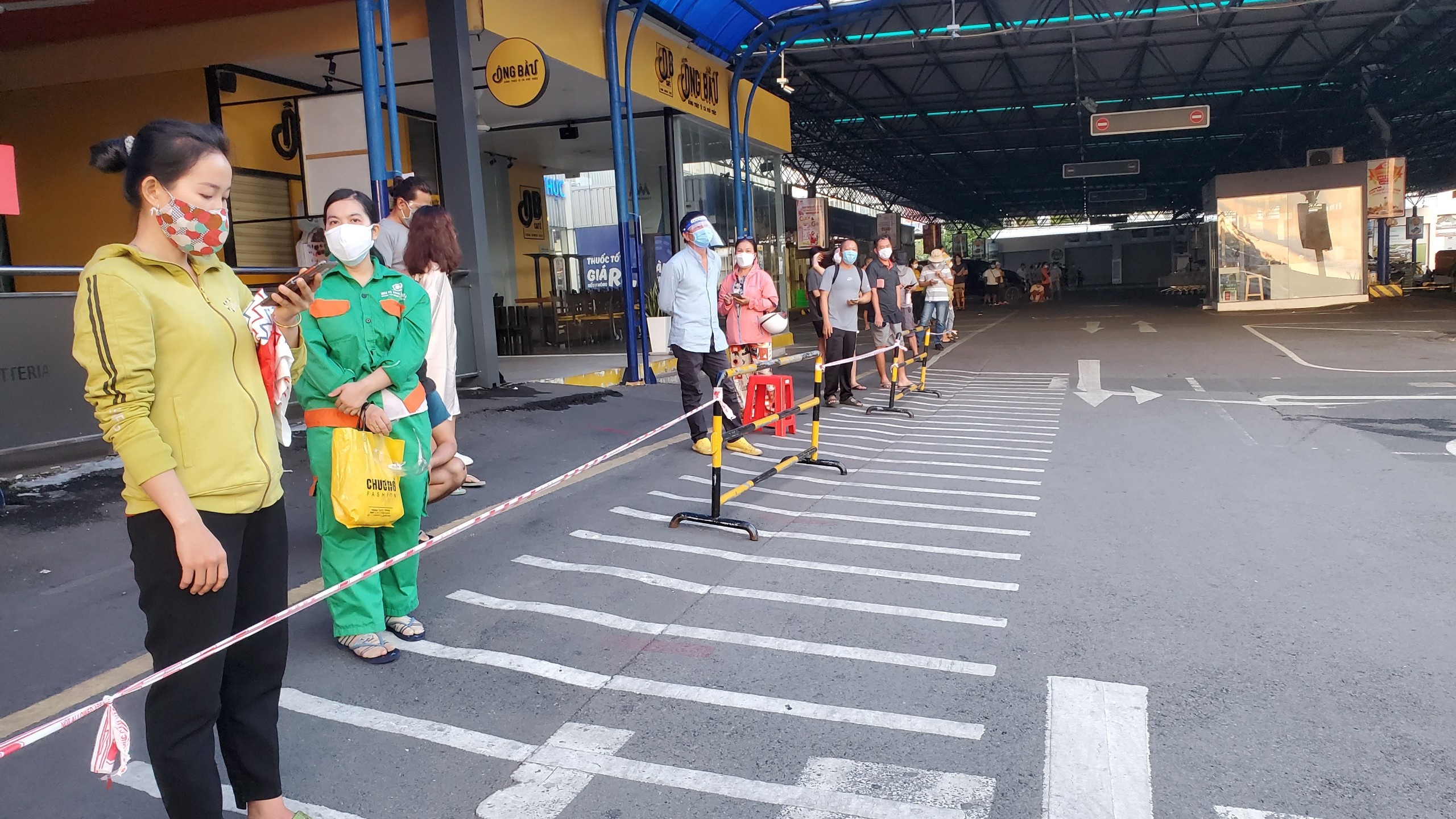 xep hang di sieu thi anh 2