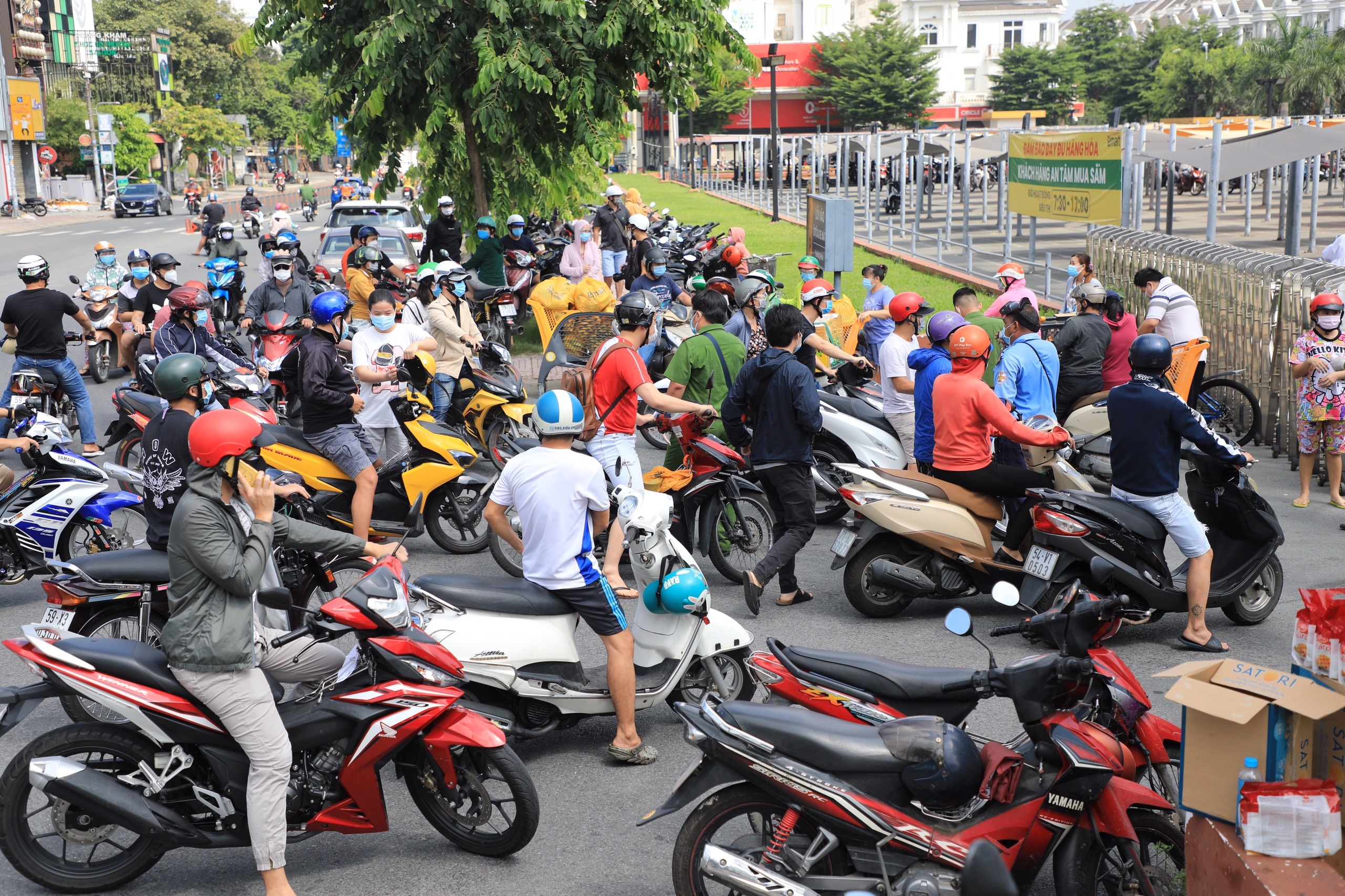 Xep hang tu 4h sang di sieu thi tich tru thuc pham o TP.HCM hinh anh