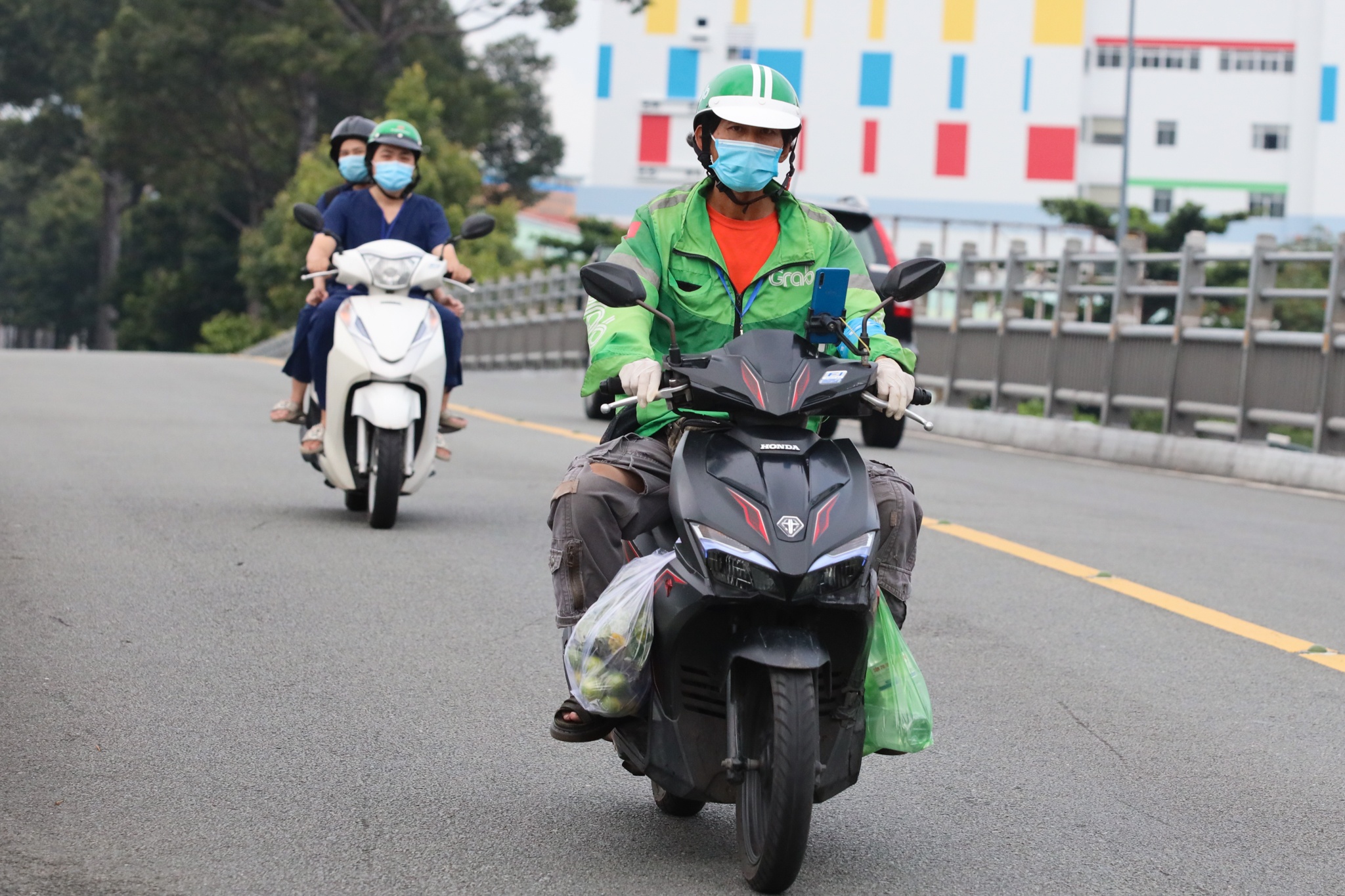 Khi nao shipper o TP.HCM duoc hoat dong lien quan, huyen? hinh anh