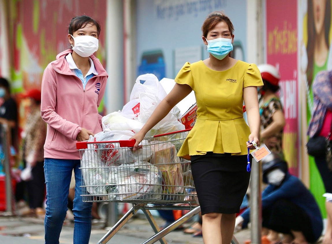 Sieu thi TP.HCM dong loat ban combo thuc pham hinh anh