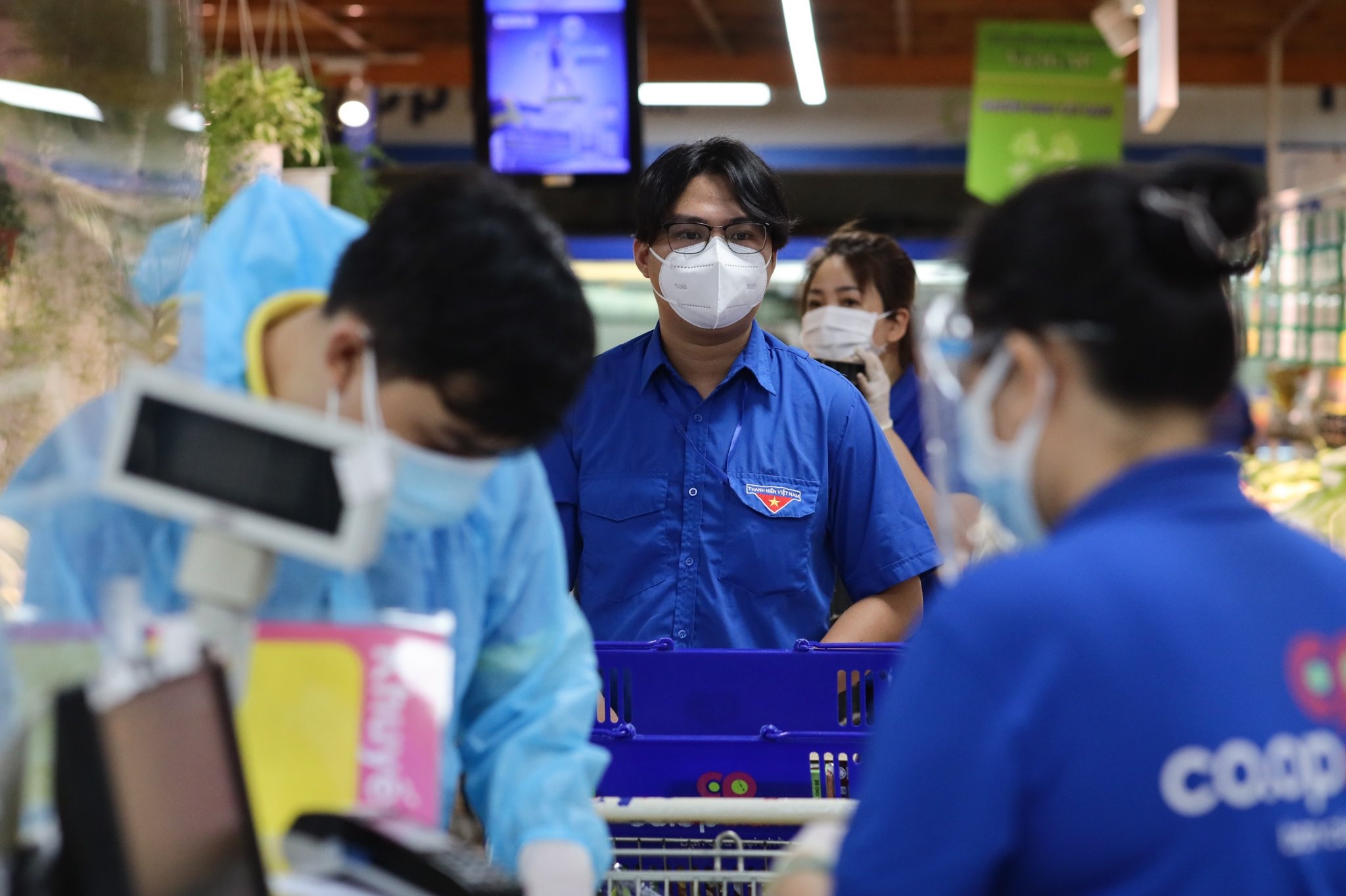 Nguoi dan vung vang, cam va do o quan 7 tiep tuc duoc di cho ho hinh anh