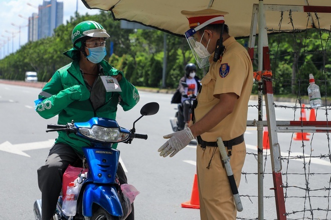 Tu 24/9, Cong an TP.HCM kiem tra viec xet nghiem cua shipper ra sao? hinh anh