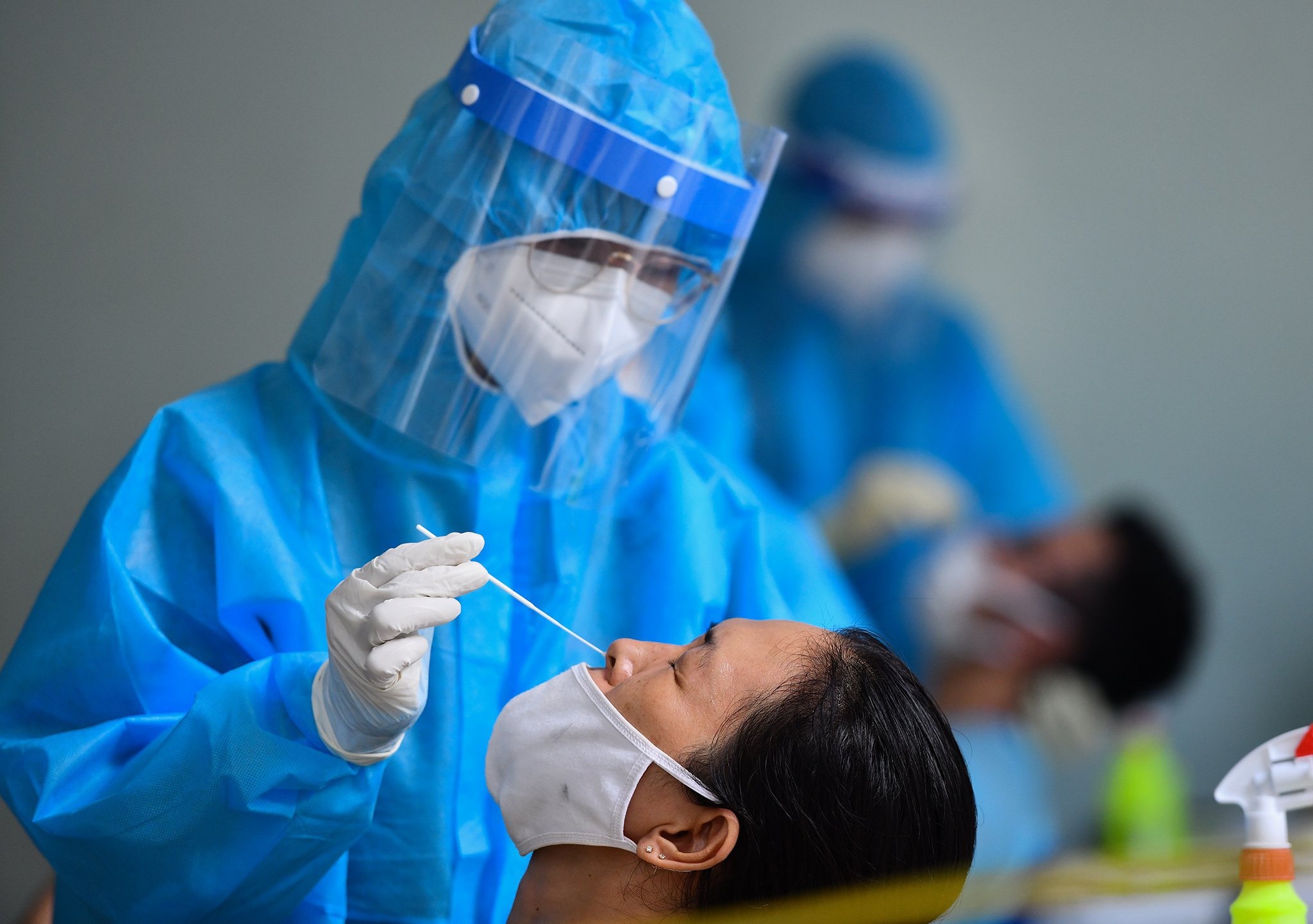 Bo Y te: Lao dong da tiem du vaccine khong can xet nghiem nCoV hinh anh