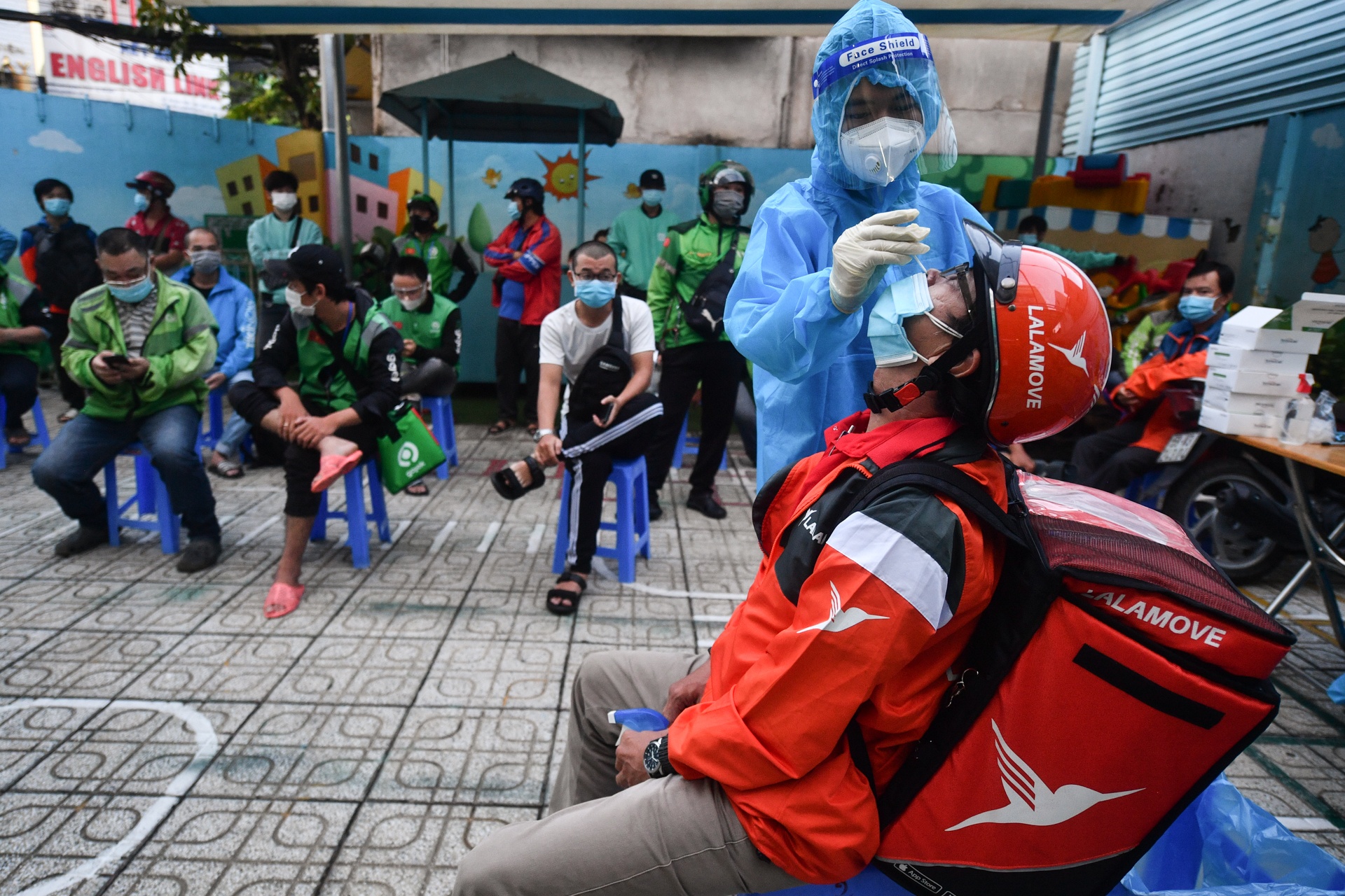 TP.HCM giai thich viec cho phep doanh nghiep tu xet nghiem shipper hinh anh