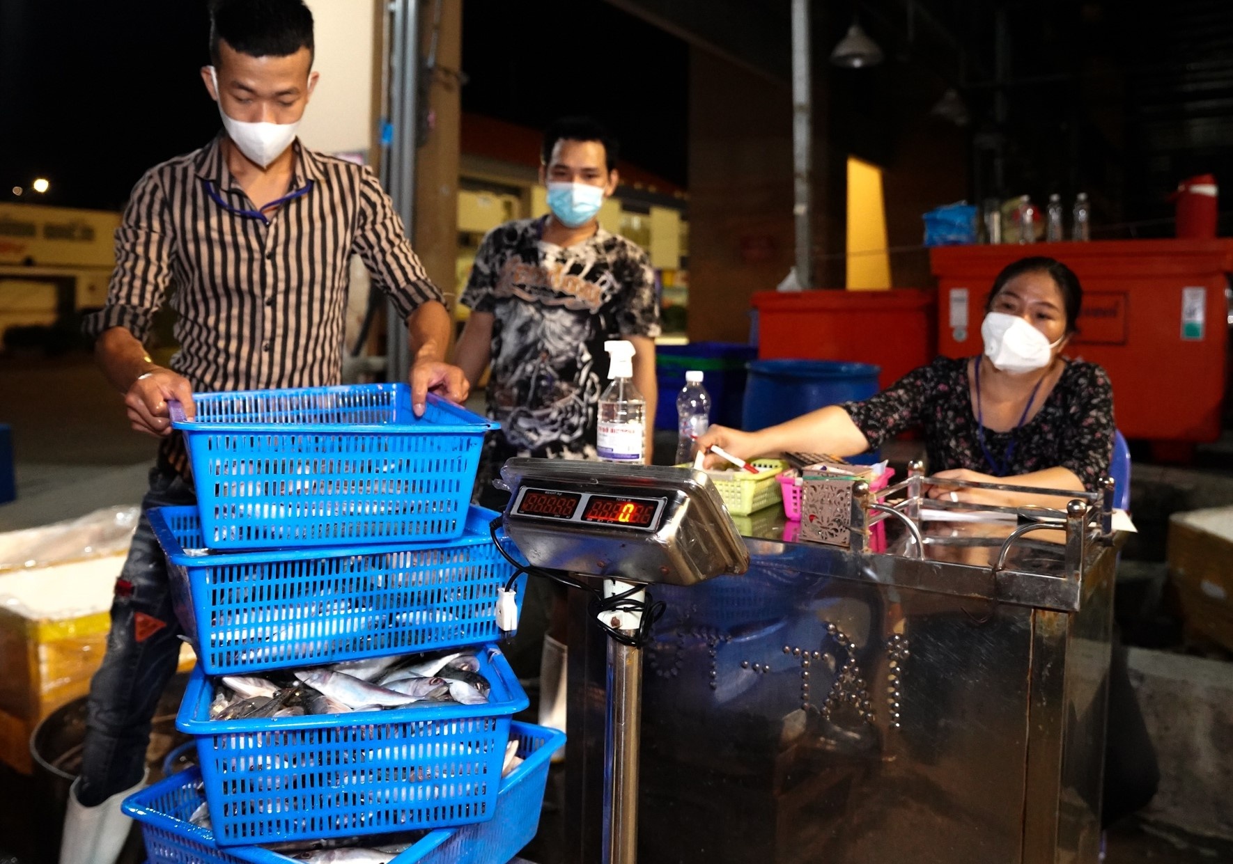 Vi sao hang hoa ve cho dau moi TP.HCM thap ky luc? hinh anh