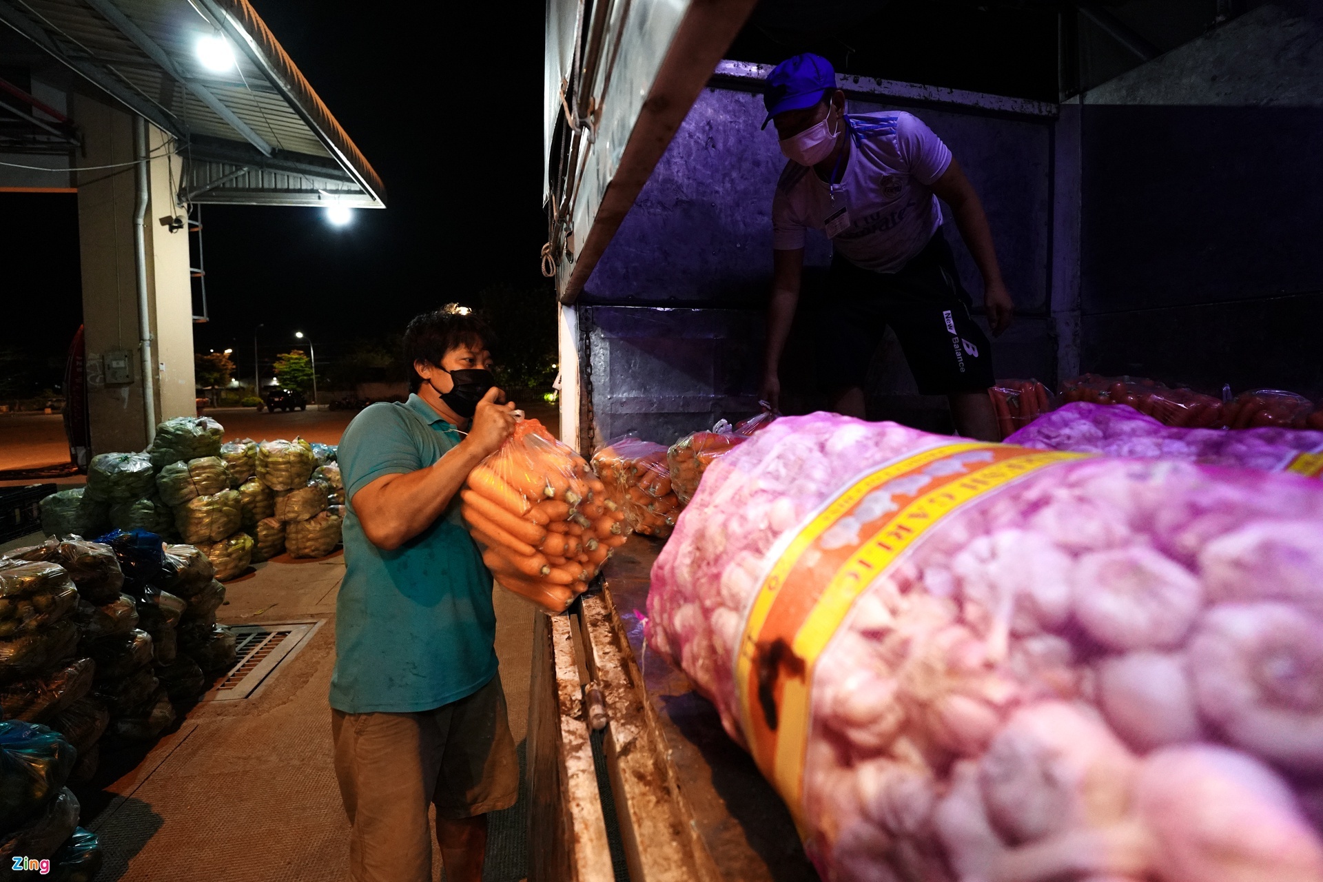 diem trung chuyen hang hoa gap kho anh 2