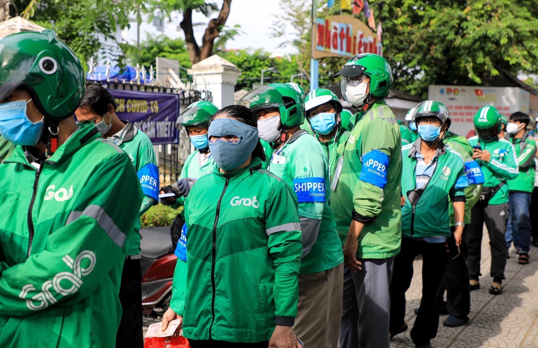 Shipper o TP.HCM muon hoat dong lai phai co giay xet nghiem am tinh hinh anh