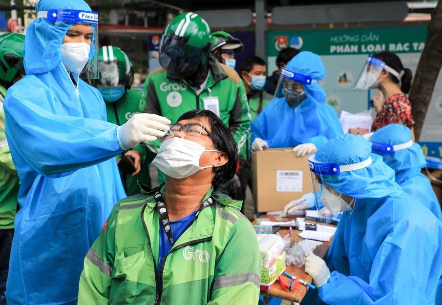 Hon 51.000 shipper tai TP.HCM da tu thuc hien test Covid-19 hinh anh