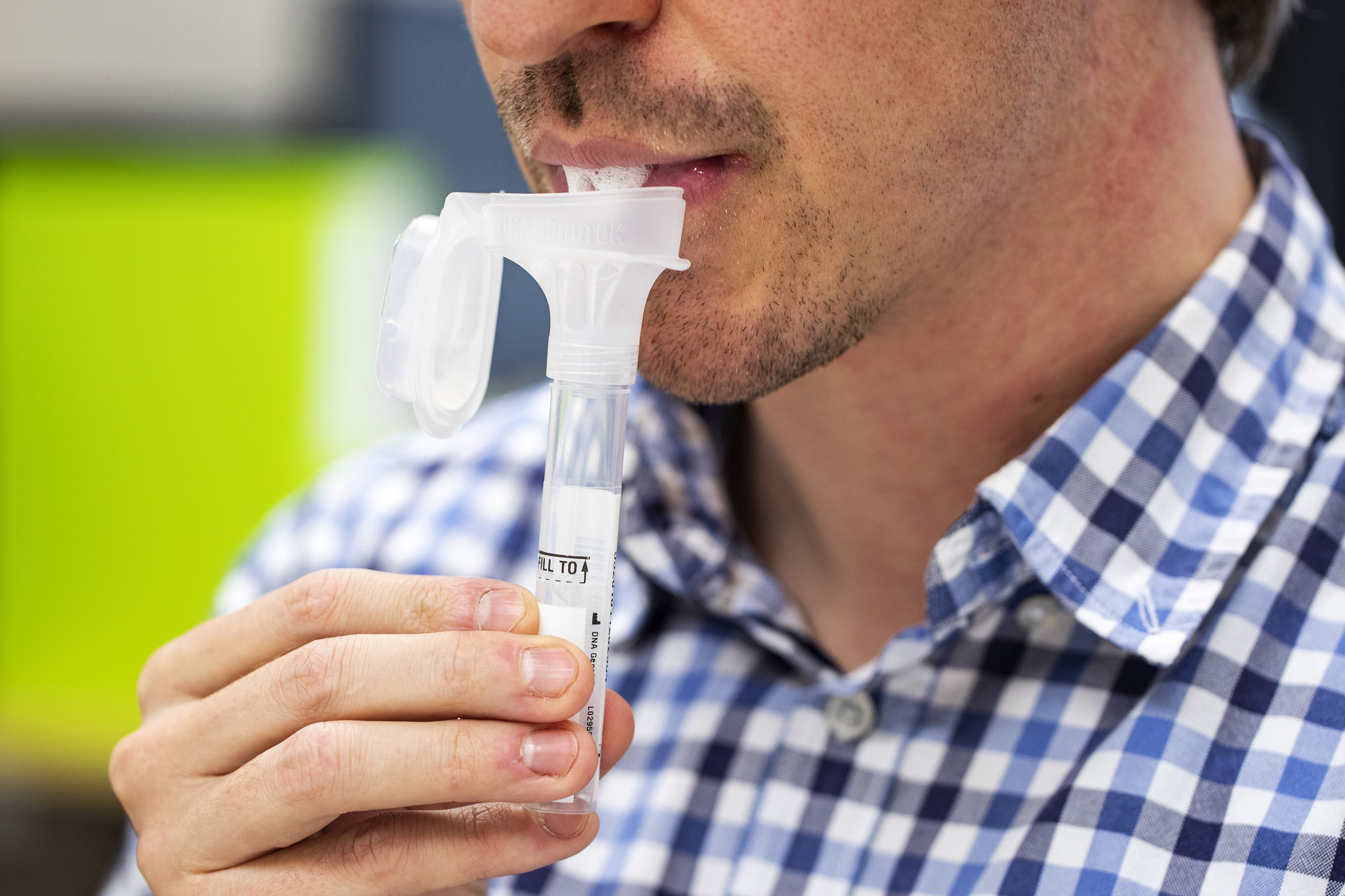 Kit test nhanh Covid-19 bang nuoc bot duoc rao ban ram ro hinh anh