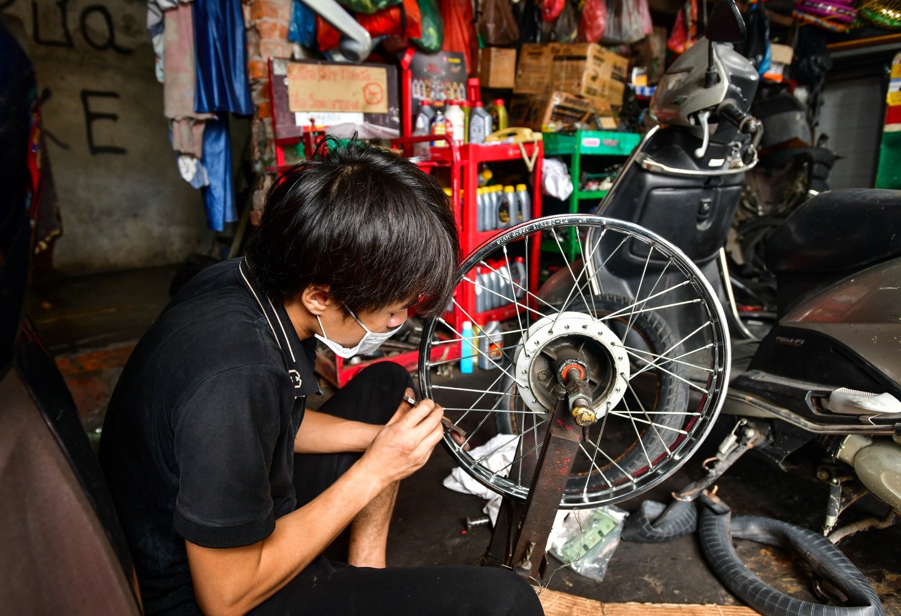 Tiem sua oto, xe may, cat toc kin lich truoc ngay mo lai hinh anh