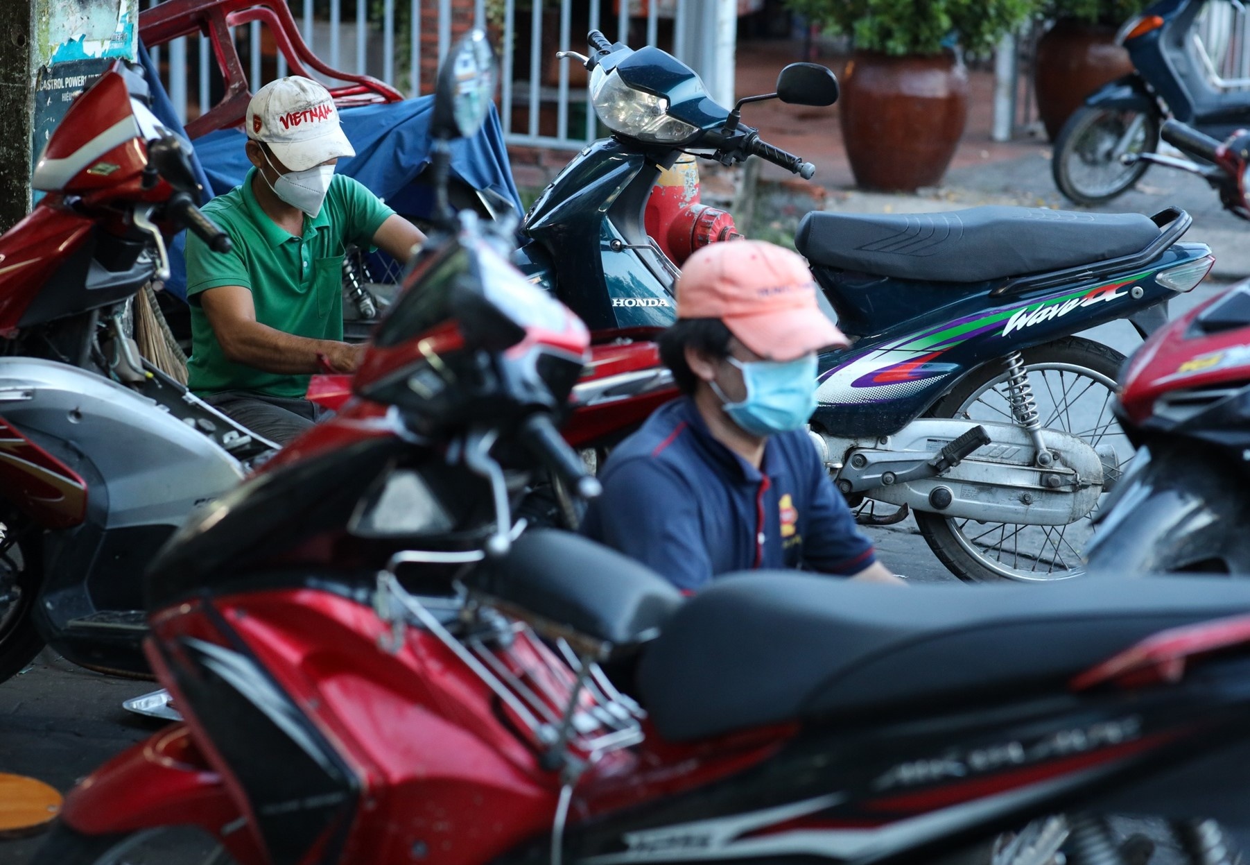 Nhieu tiem sua xe may o TP.HCM bi dung hoat dong hinh anh