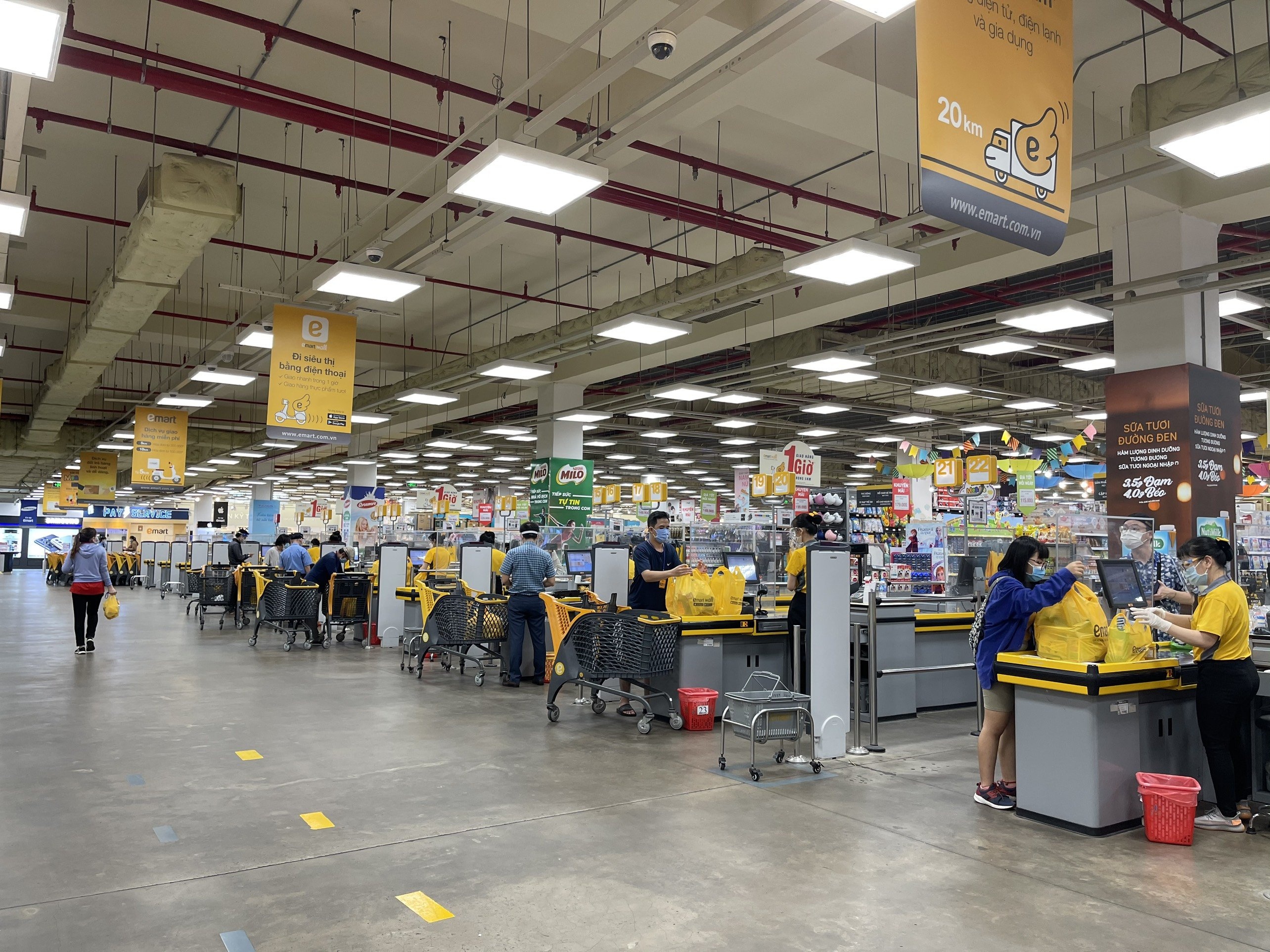 sieu thi emart dong cua anh 1