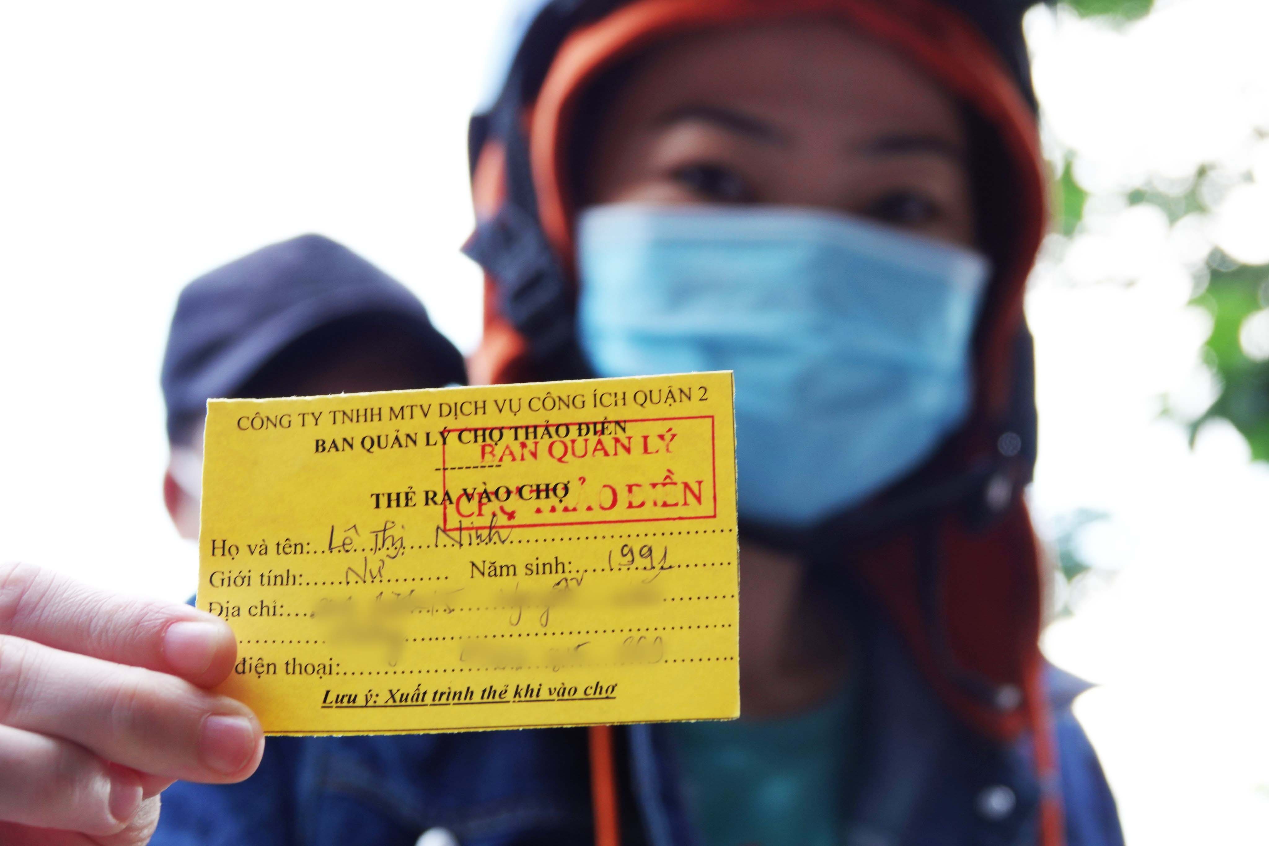 Quan 3 tiep tuc phat phieu cho nguoi dan di sieu thi hinh anh