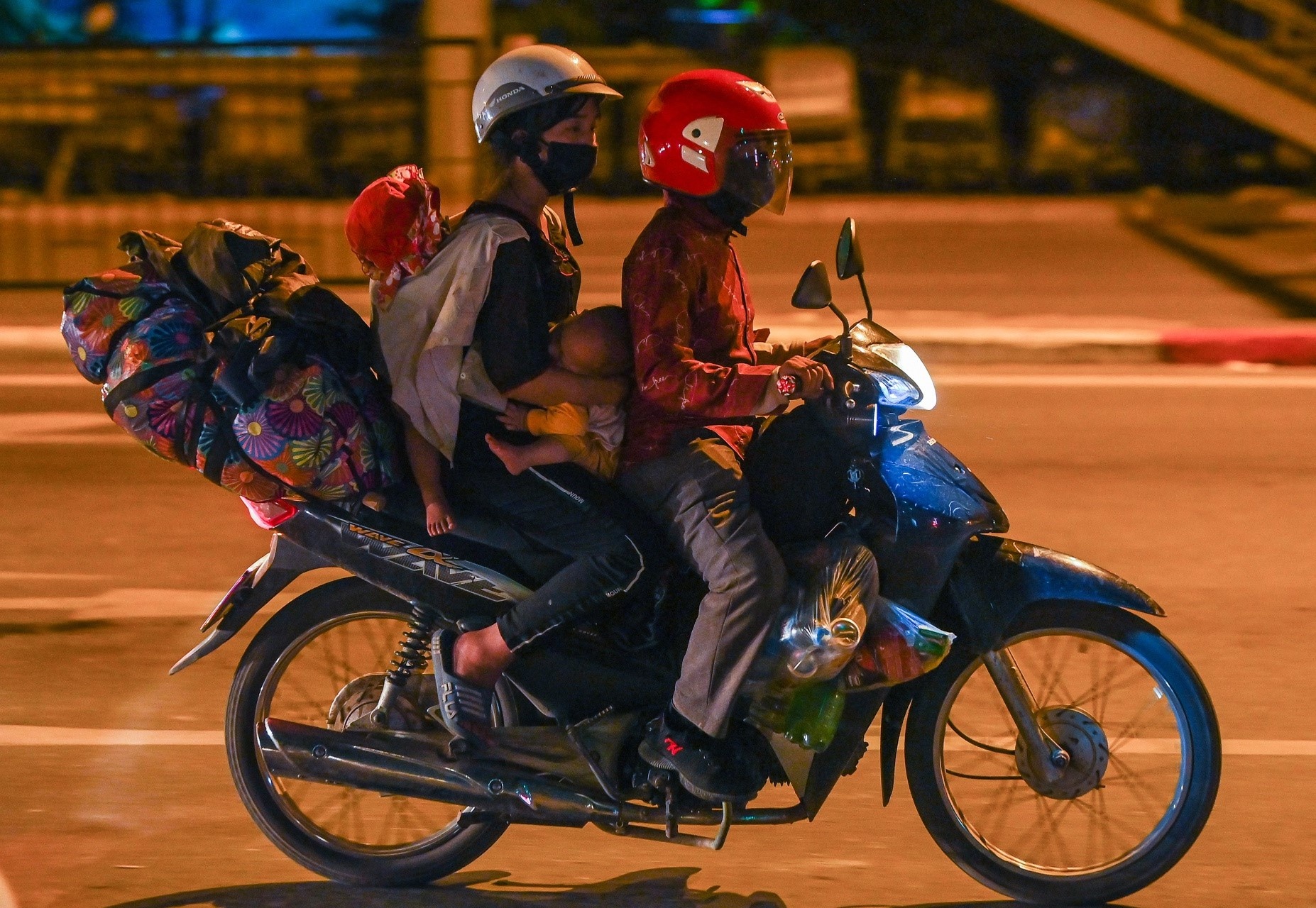 Lao dong ve que va bai toan kho voi doanh nghiep TP.HCM, Binh Duong hinh anh