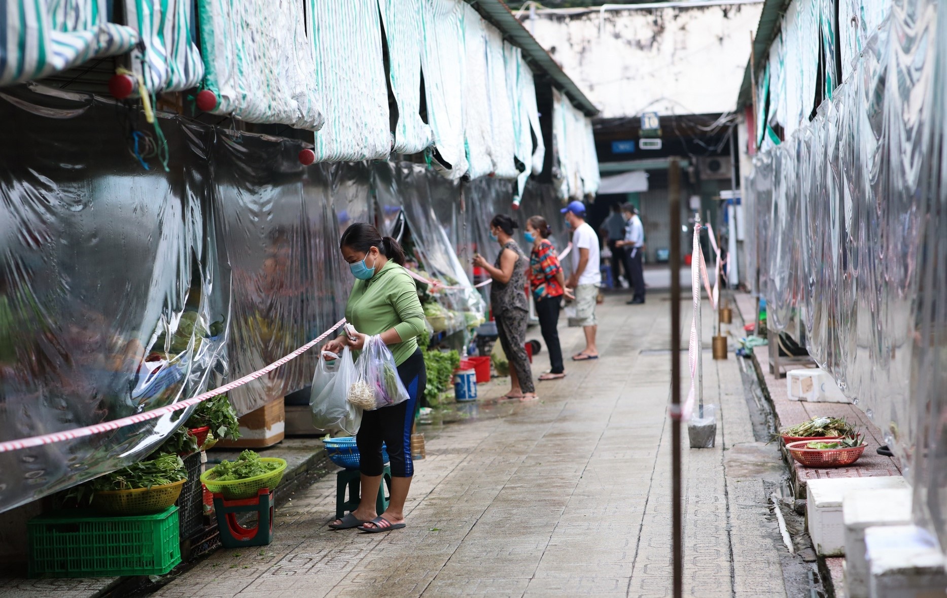Nhieu cho o trung tam TP.HCM mo lai, gia thuc pham ha nhiet hinh anh