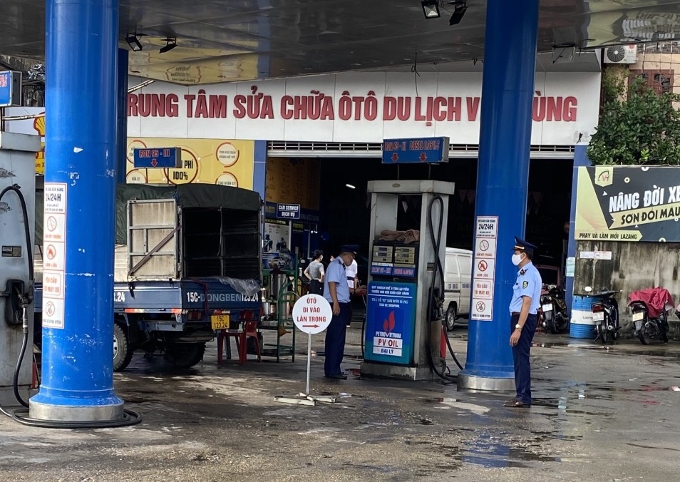 Treo bien 'mat dien', mot cua hang xang dau bi phat 10 trieu dong hinh anh