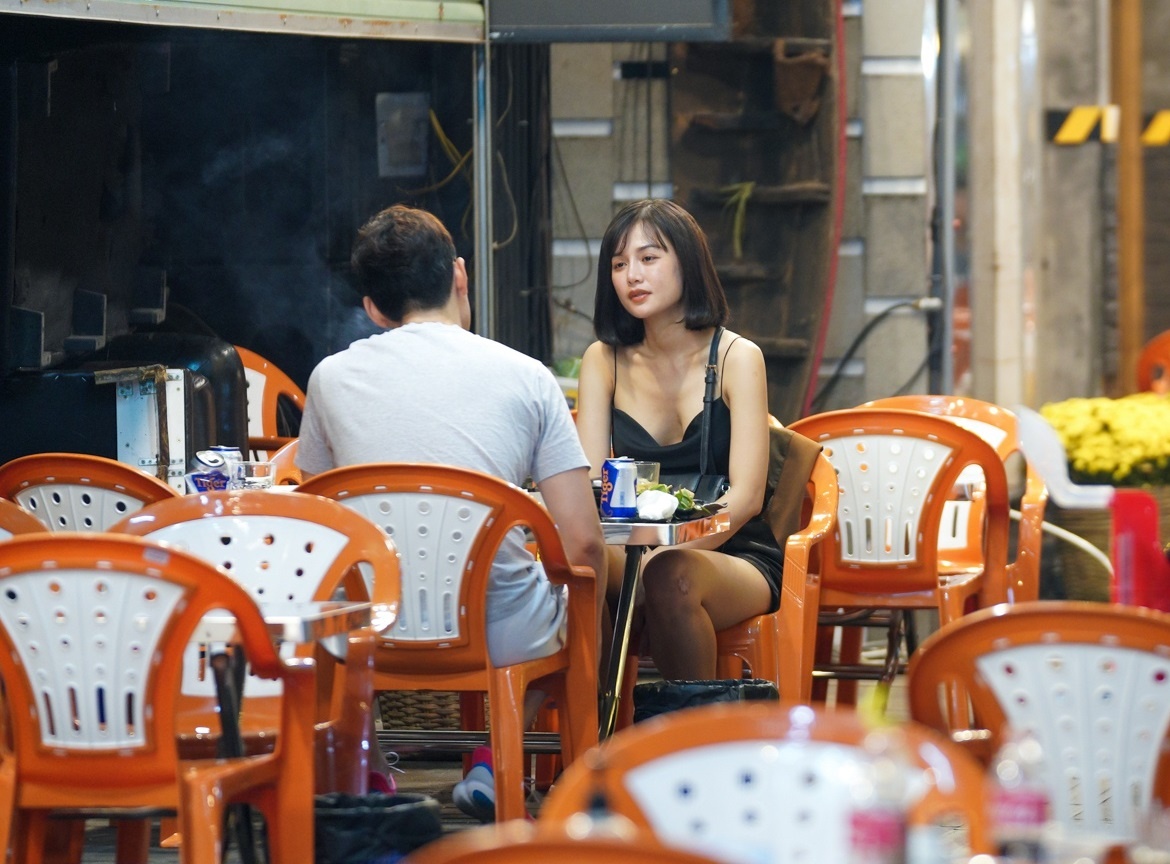 Doanh nghiep e ngai quy dinh 'khong qua 2 nguoi mot ban' hinh anh