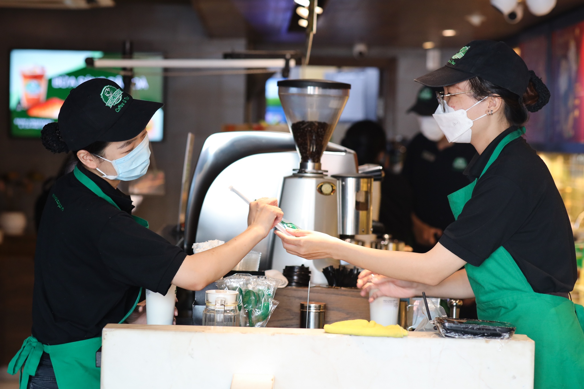 The Coffee House, Starbucks, Kichi-Kichi de dat mo ban tai cho hinh anh