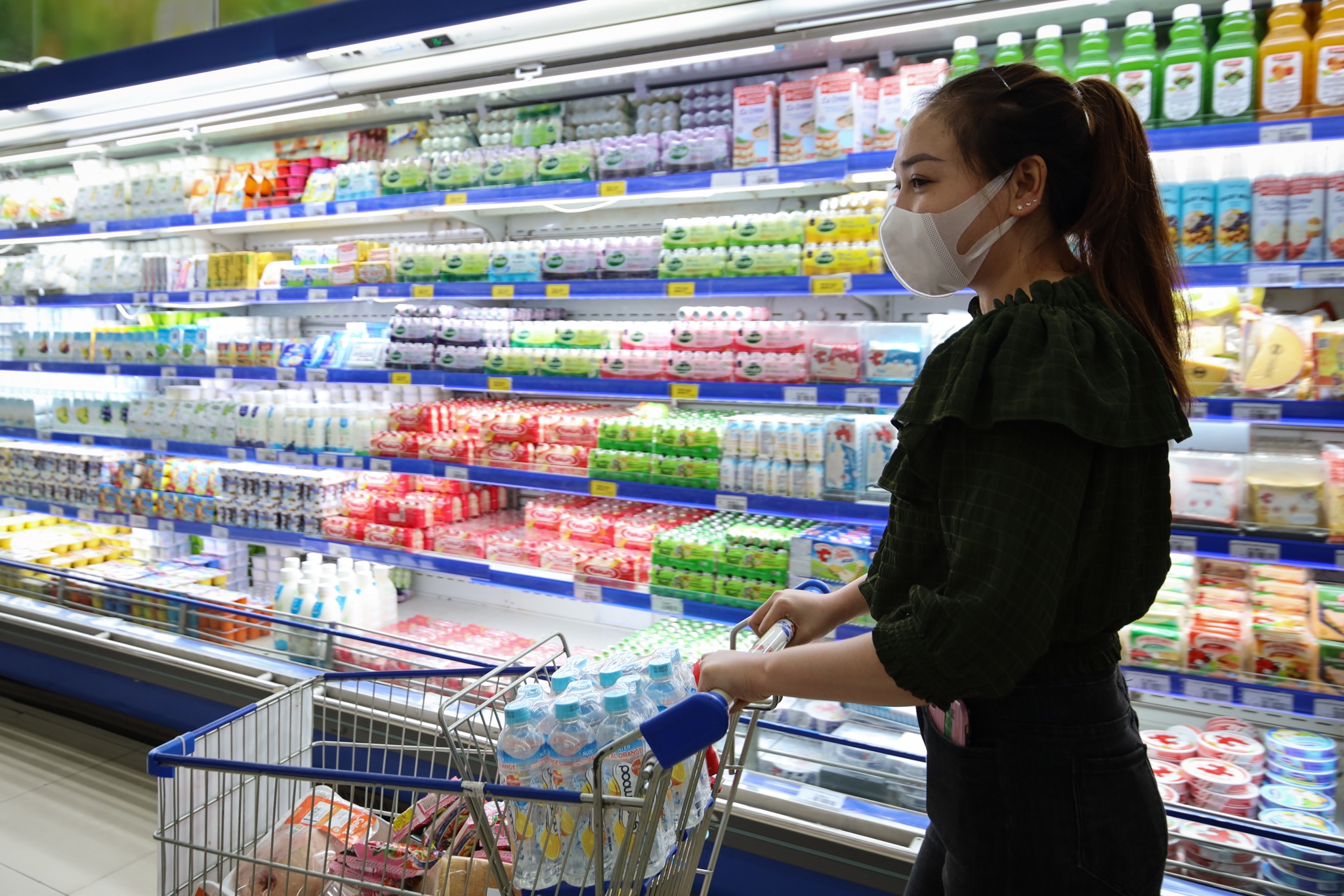 Nhieu mat hang tieu dung, thuc pham dong loat tang gia hinh anh