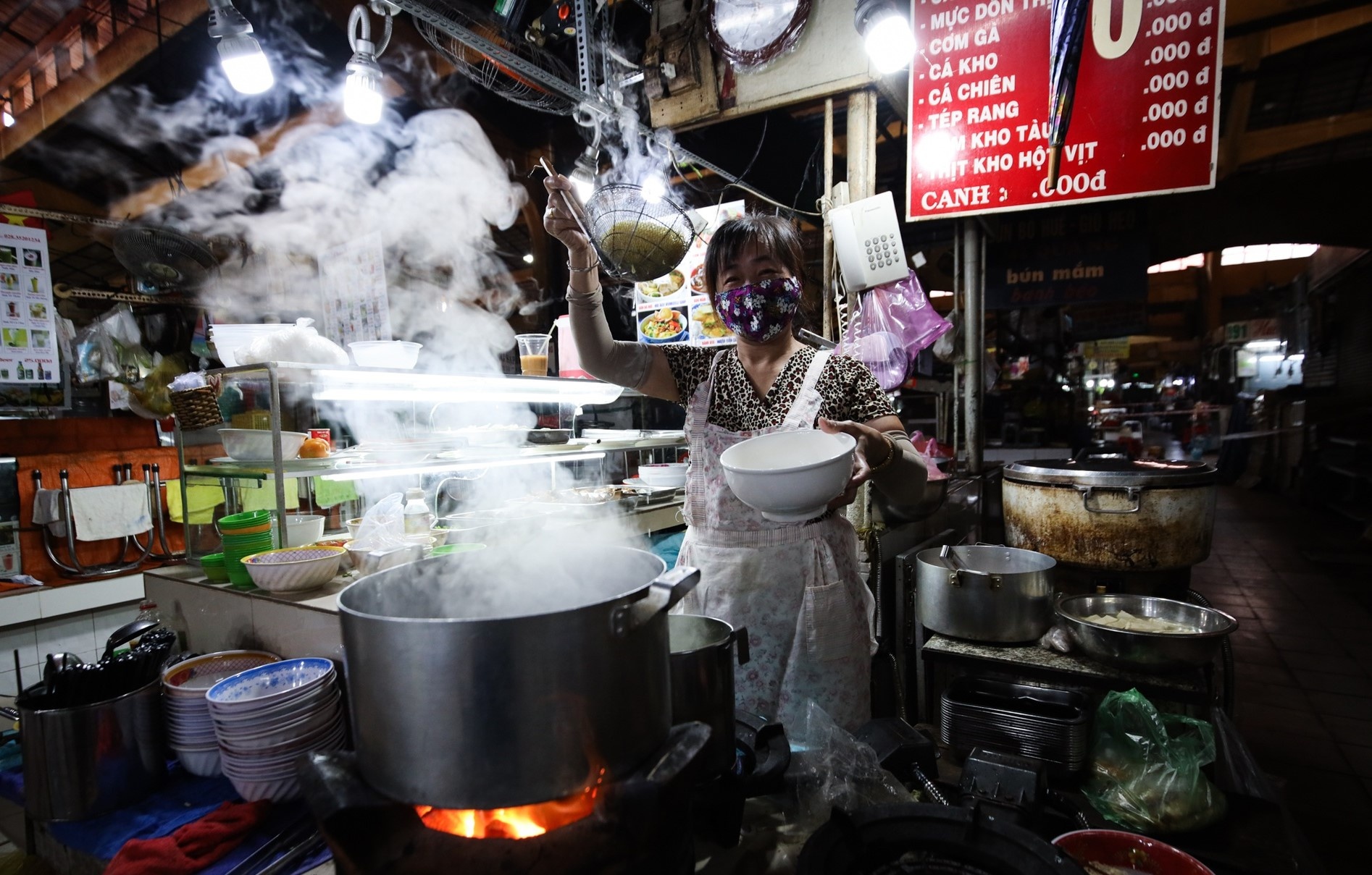 Gia xang va gas len cao, hang an dong loat tang gia hinh anh