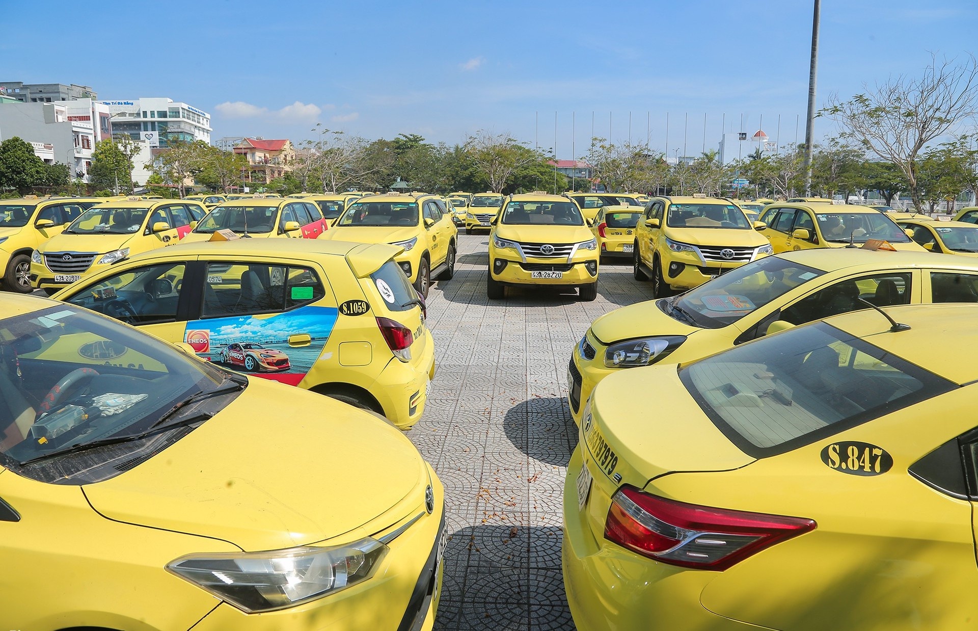 Gia xang dau tang soc, doanh nghiep van tai ruc rich tang gia cuoc hinh anh