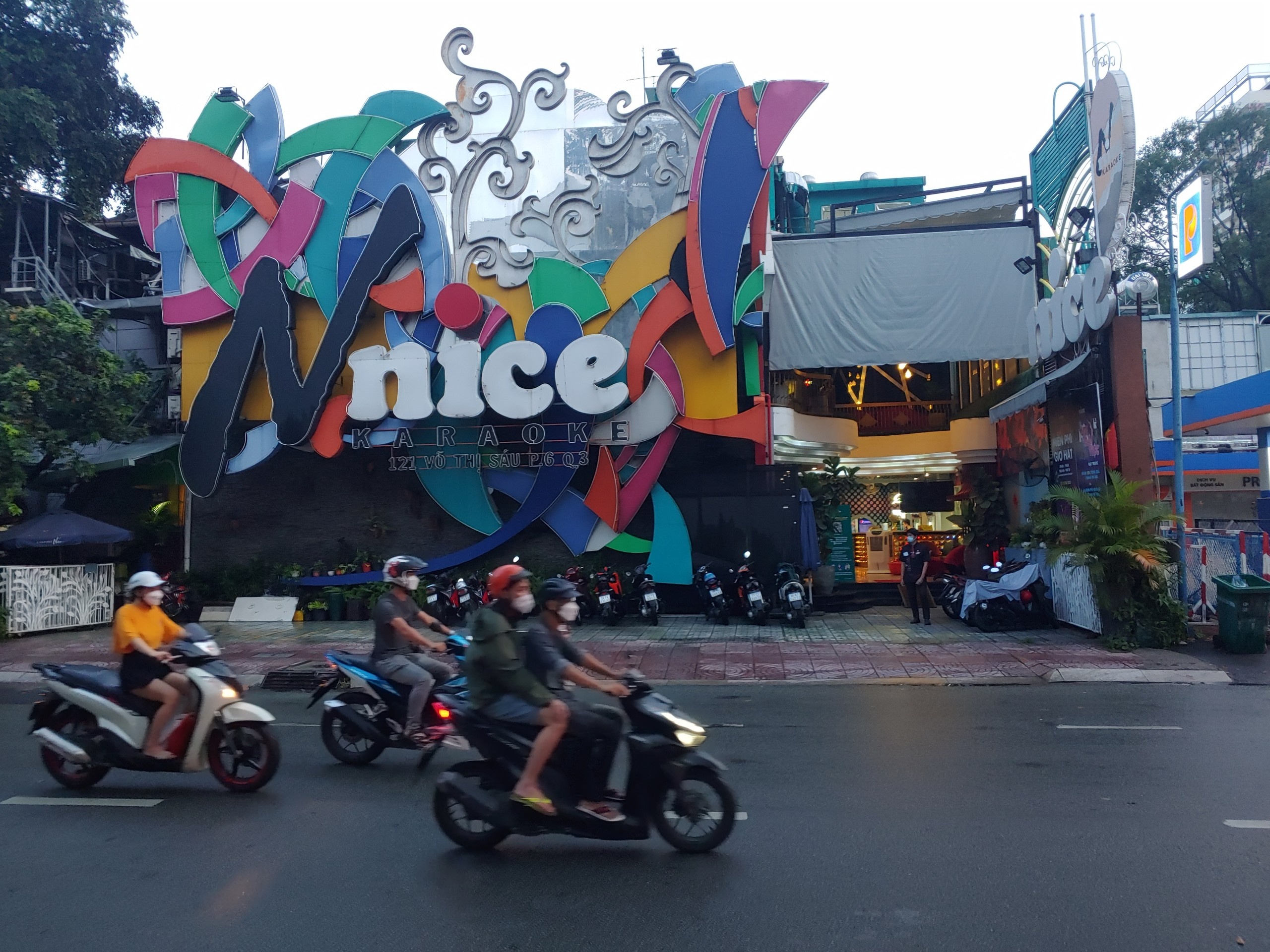 Karaoke o TP.HCM mo lai tu 17/11, gap kho vi quy dinh dong cua luc 21h hinh anh