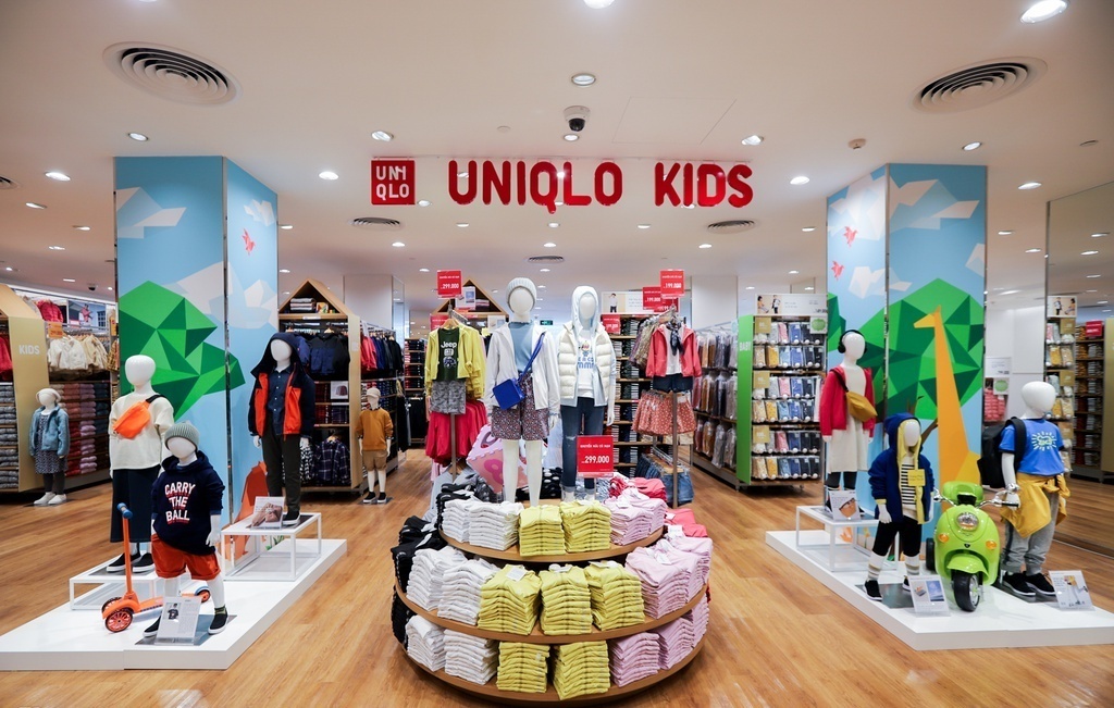 Adidas, H&M, Uniqlo dong loat ha gia truoc ngay Black Friday hinh anh