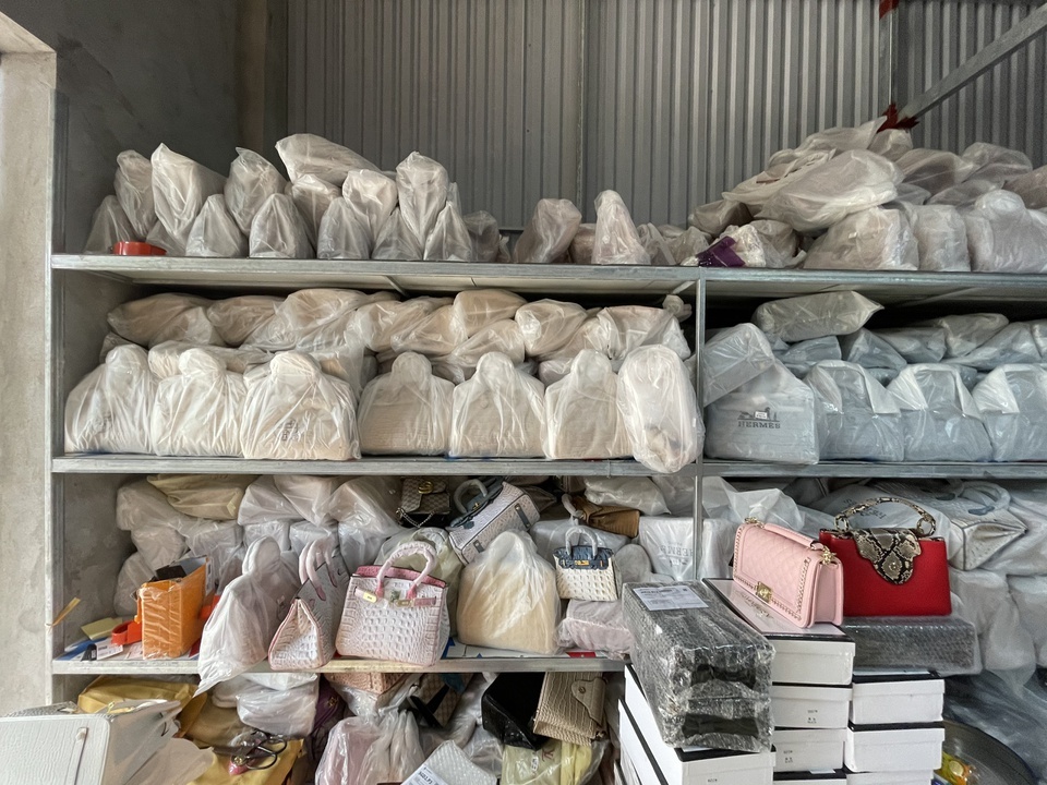 nguoi tieu dung biet hang gia nhung van mua anh 1