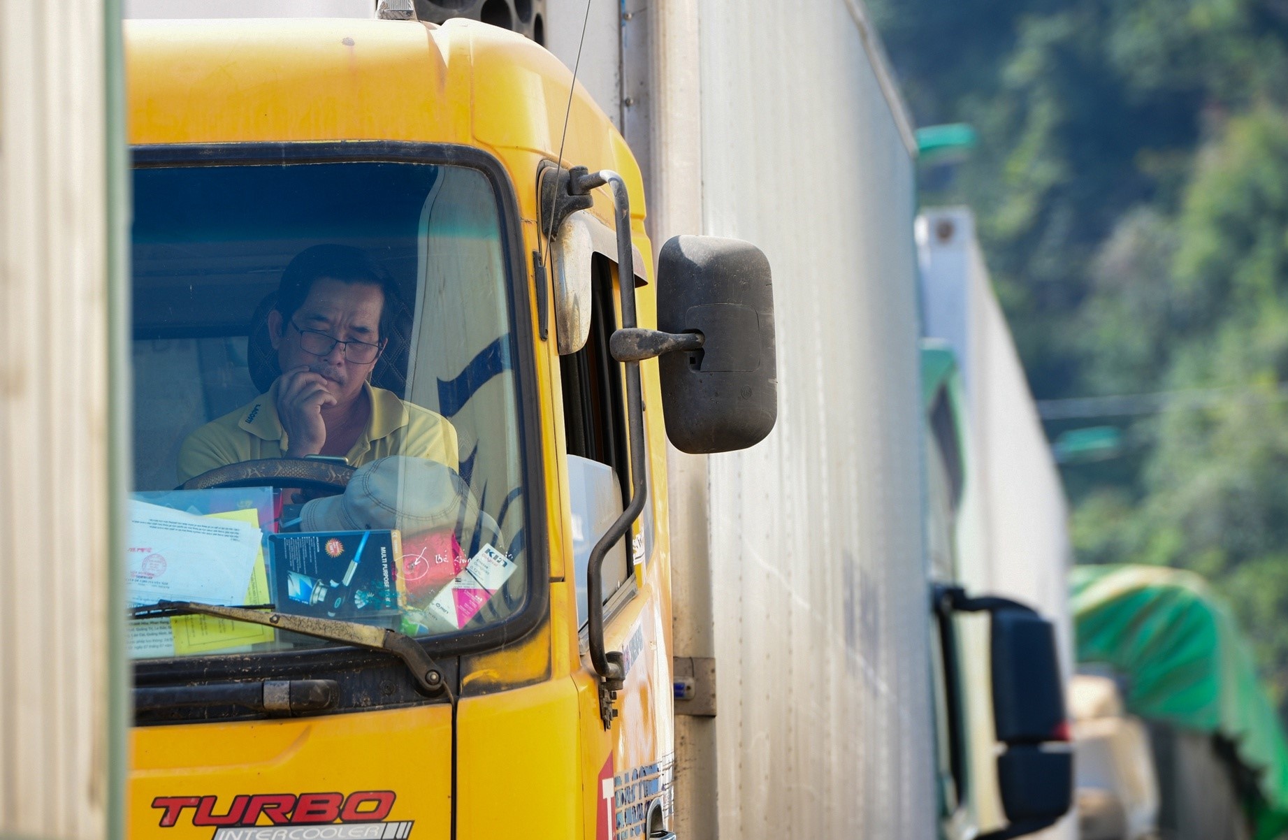 Xe cho nong san van do don len cac cua khau Lang Son hinh anh