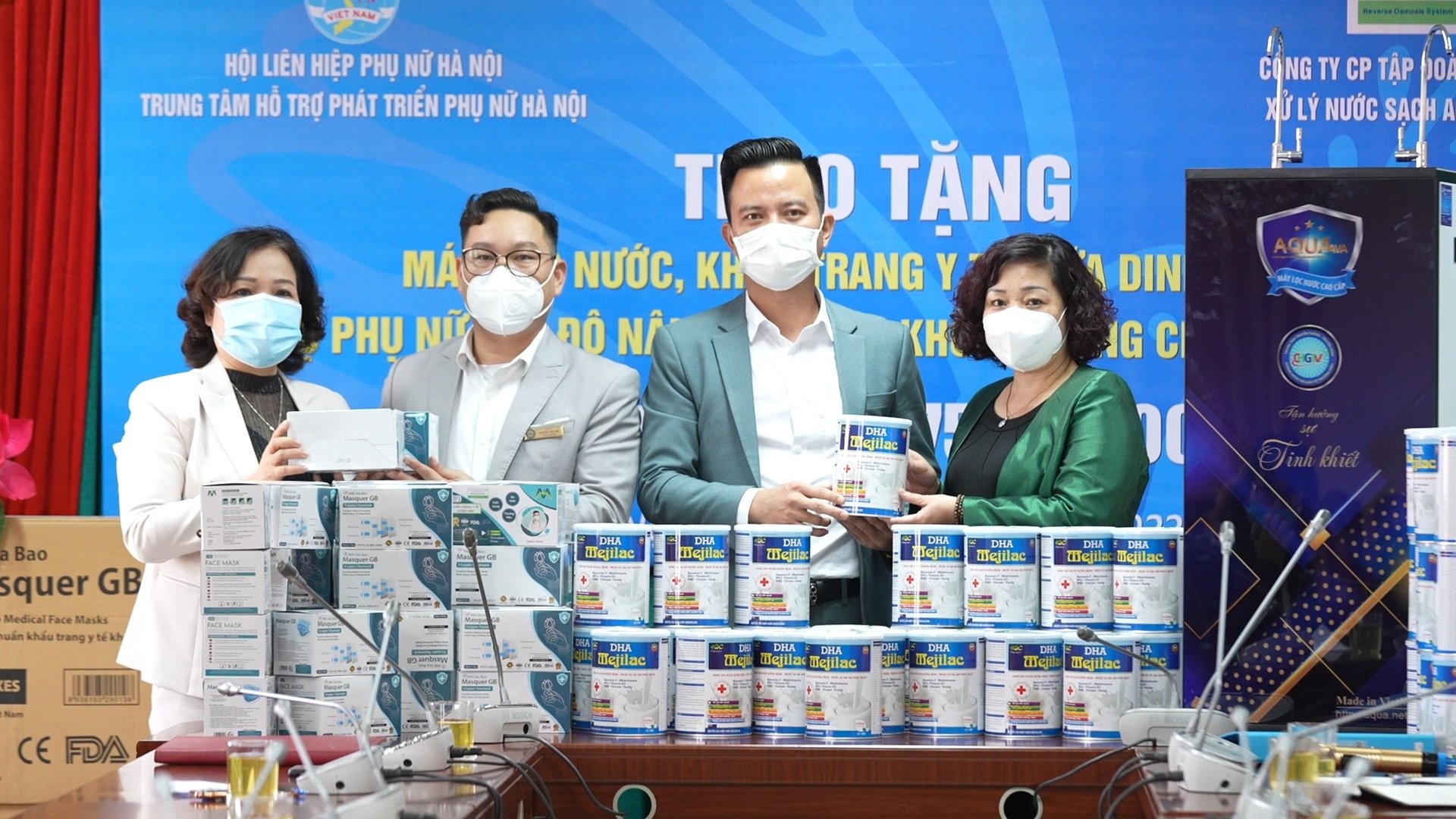 Trao qua ho tro phu nu Ha Noi phong, chong dich Covid-19 hinh anh