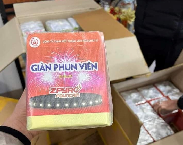 Nguoi dan kho mua duoc phao hoa Z121 dung gia hinh anh