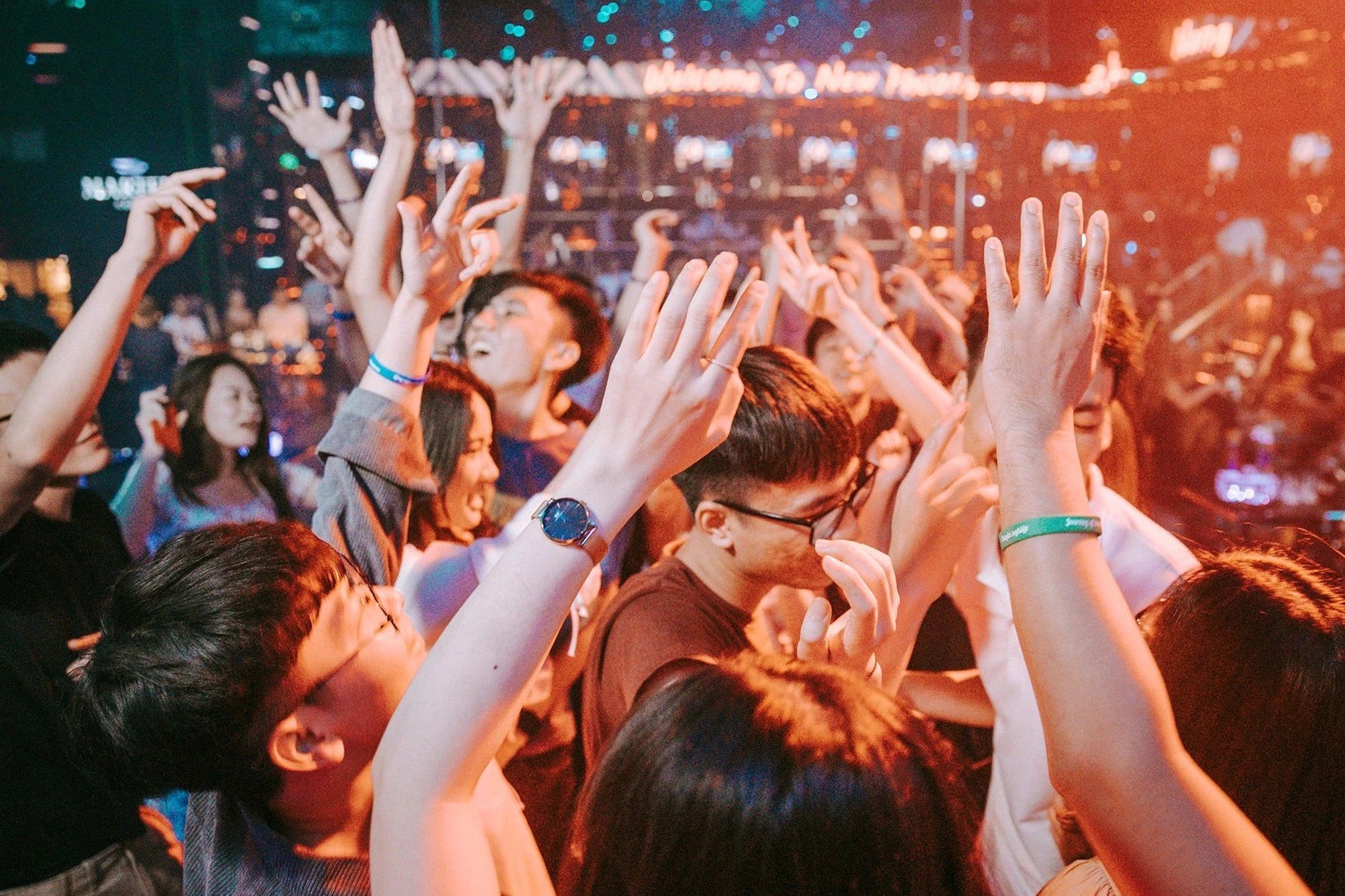 Dong Nai cho phep karaoke, vu truong, massage, spa hoat dong tro lai hinh anh