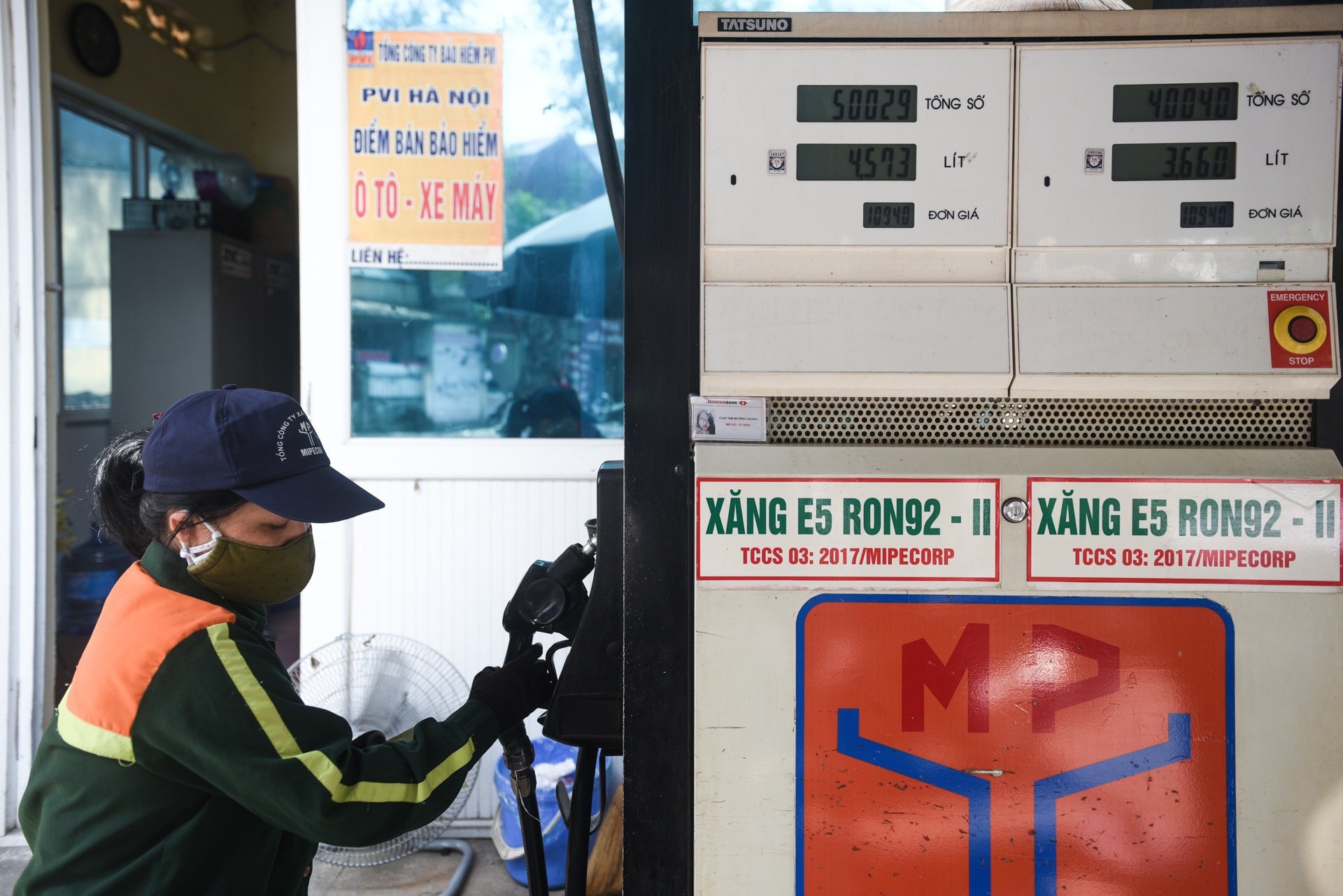 Xang tang gia ky luc, doanh nghiep van khong man ma ban hinh anh